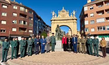 reconocimiento a la Guardia Civil con nuevas placas en la glorieta frente a la Comandancia