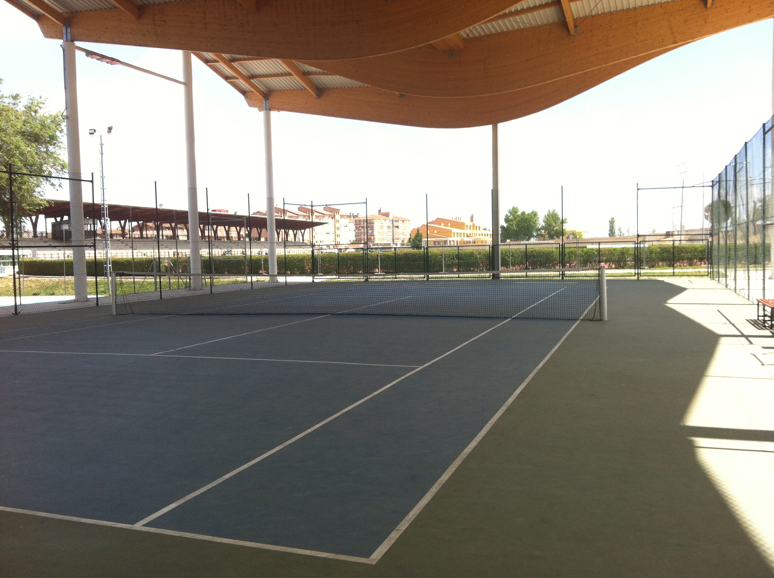 PISTA-CUBIERTA-DE-TENIS