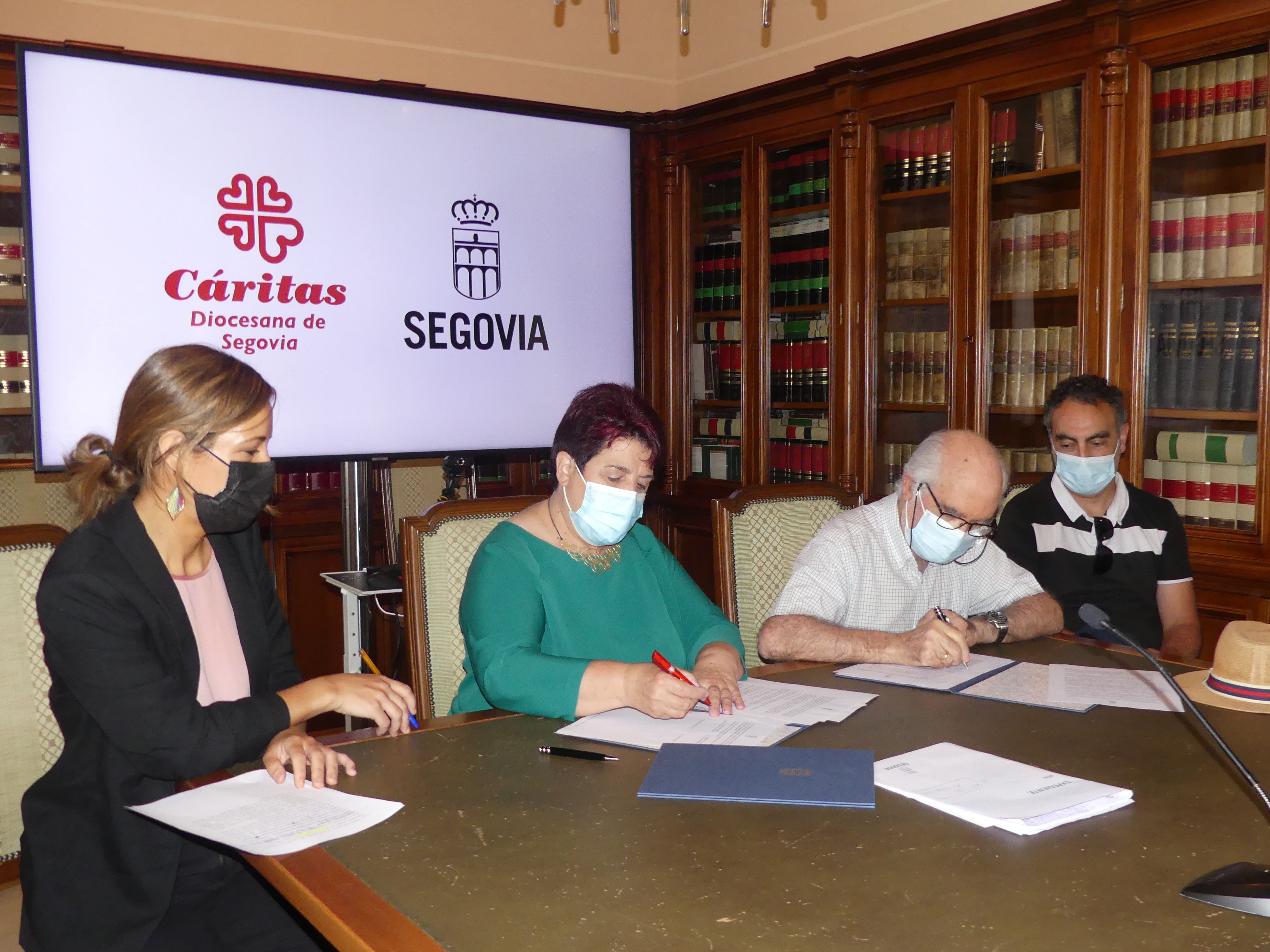 Firma convenio de Cáritas 