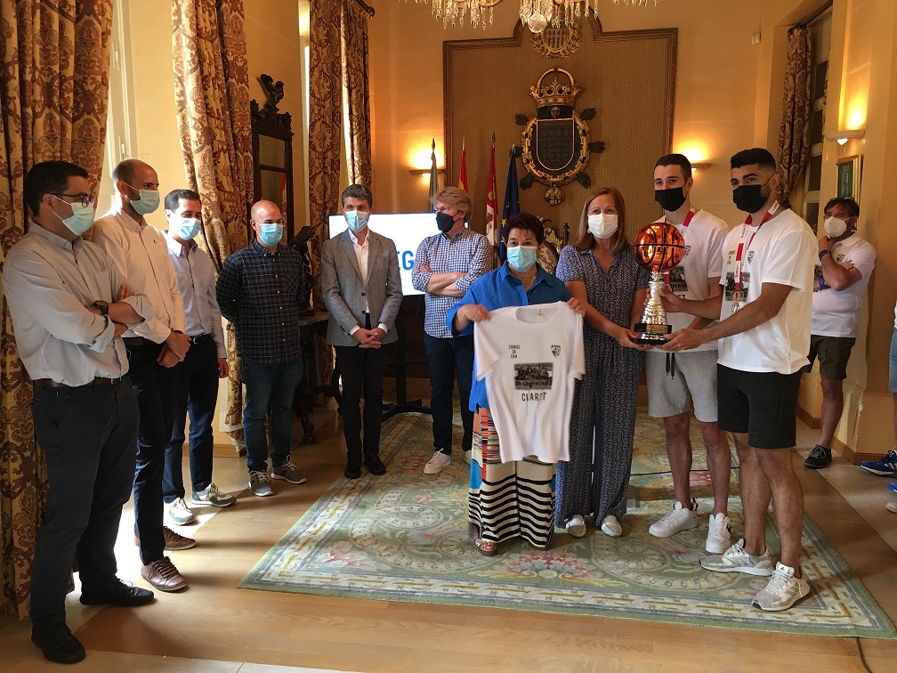 Recepción en el Ayuntamiento de Segovia al CD Claret por su ascenso a la liga EBA