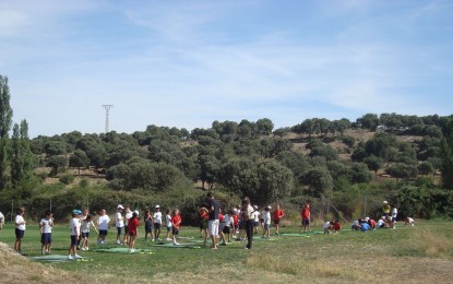 Las clases se impartirán en las instalaciones de Los Ángeles de San Rafael Golf Club  El golf es una actividad deportiva con reglas sencillas: embocar una pequeña bola en un hoyo mediante distintos tipos de palo y empleando el menor número de golpes posibles