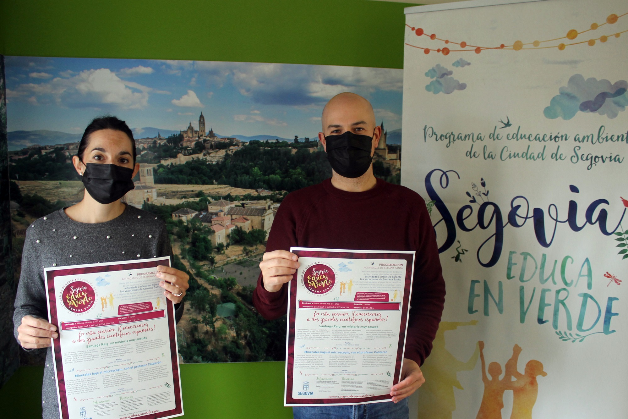 Concejal Angel Galindo y Nuria Sacristan, educadora ambienal, con el cartel del programa Segovia Educa en Verde