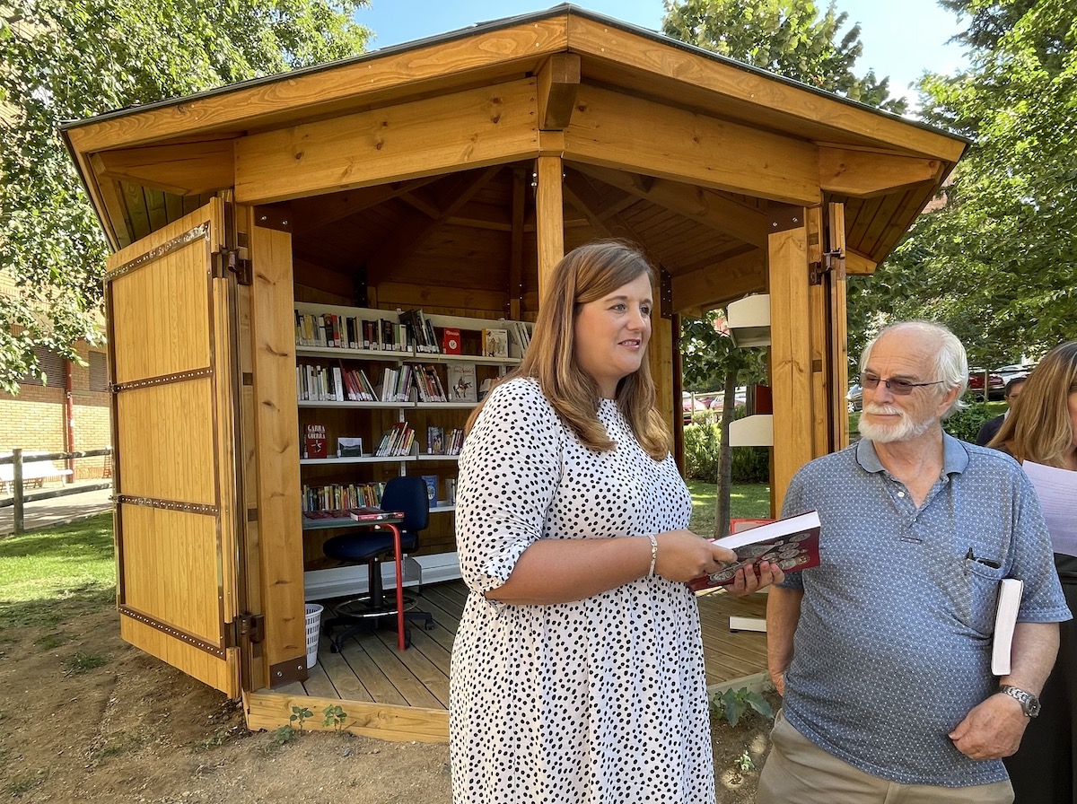 Gary Beals, dona una colección de libros sobre numismática a la Casa de Moneda