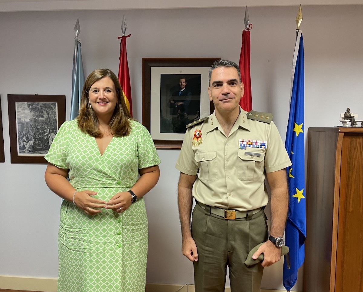 La alcaldesa da la bienvenida al nuevo coronel-director de la Academia de Artillería