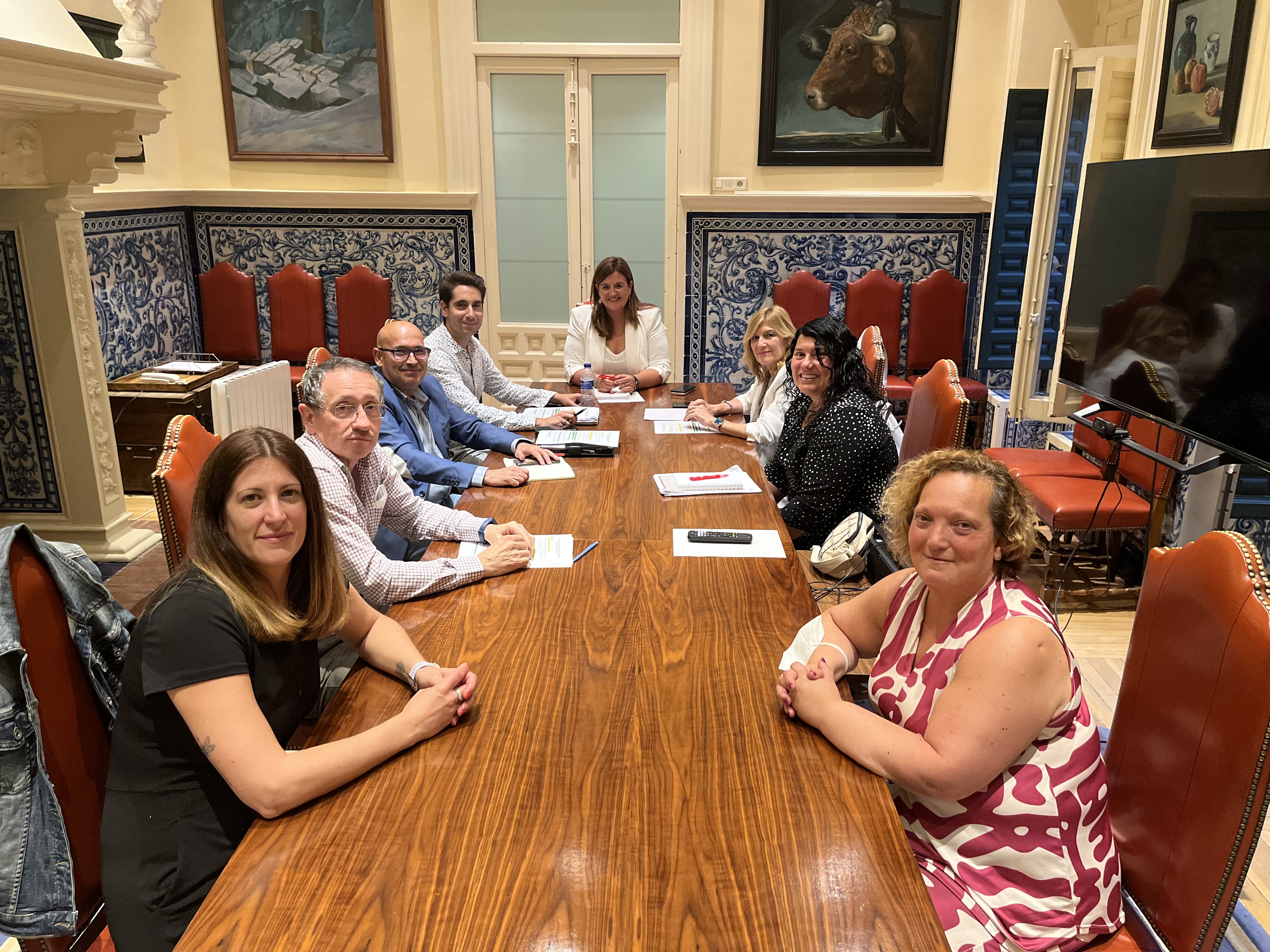 Clara Martín, acompañada de varios miembros del Gobierno municipal, con representantes de la Plataforma de Usuarios Avant de Segovia.
