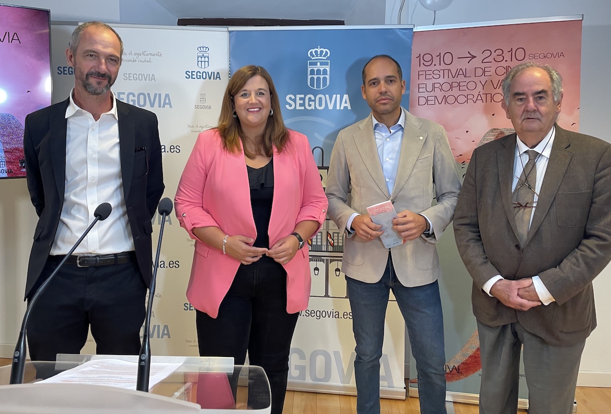 La alcaldesa de Segovia, Clara Martín, el alcalde del Real Sitio de San Ildefonso-La Granja, Samuel Alonso, el presidente de la Fundación Valsain, Álvaro Gil Robles, y el presidente de EUNIC Madrid y director delegado del Instituto Francés de Madrid, Martin Chénot. 