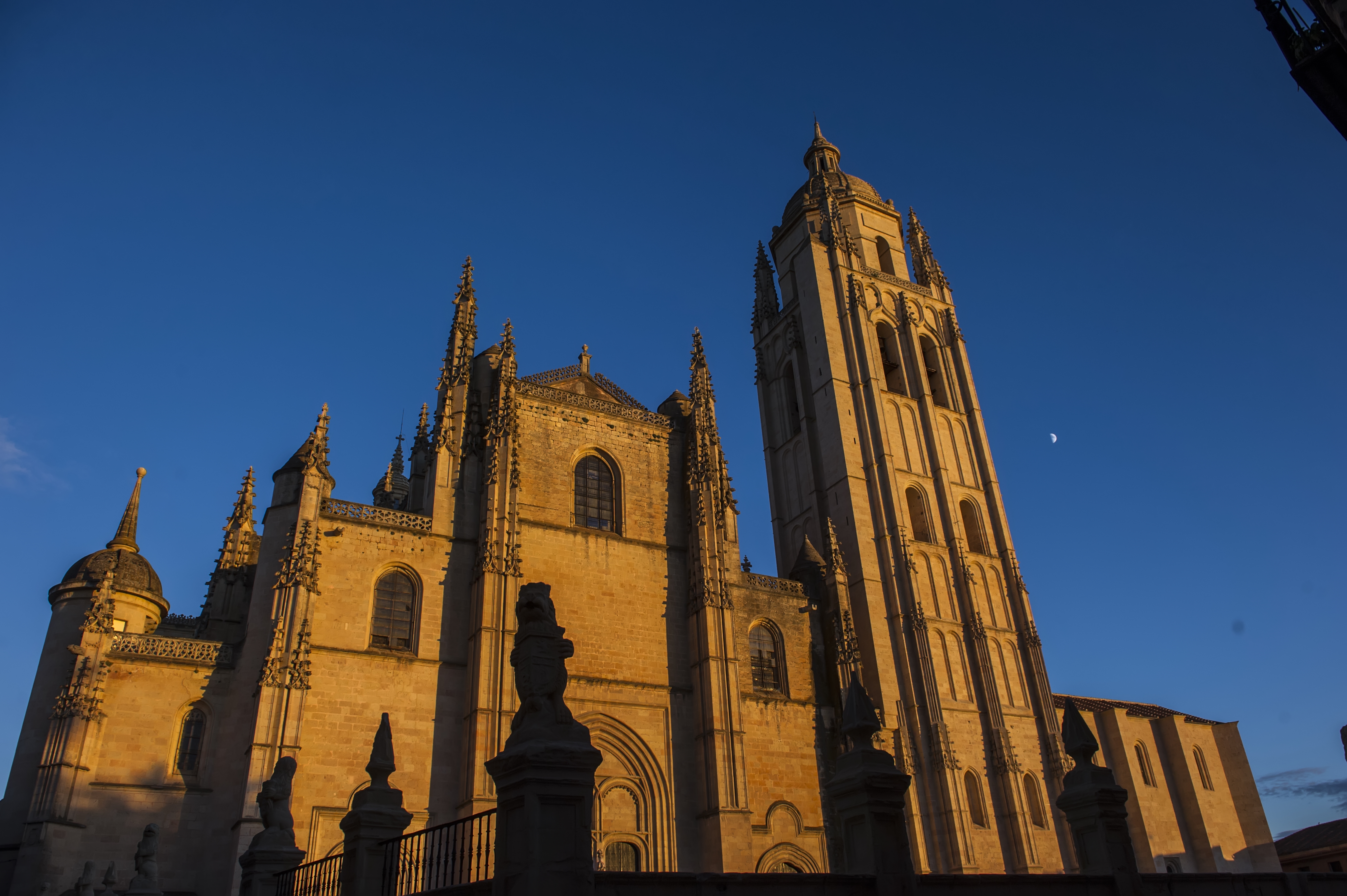 Catedral Luna Atardecer