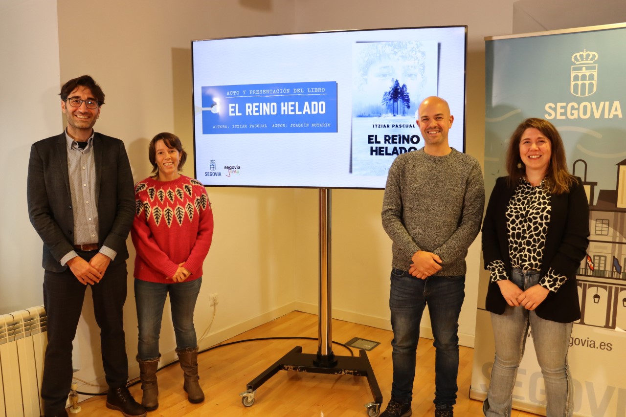 La concejalía de Juventud del Ayuntamiento de Segovia, en colaboración con la Biblioteca Pública de Segovia y la librería Ícaro, organiza este viernes un acto público en el que se presentará el libro “El reino helado”. 