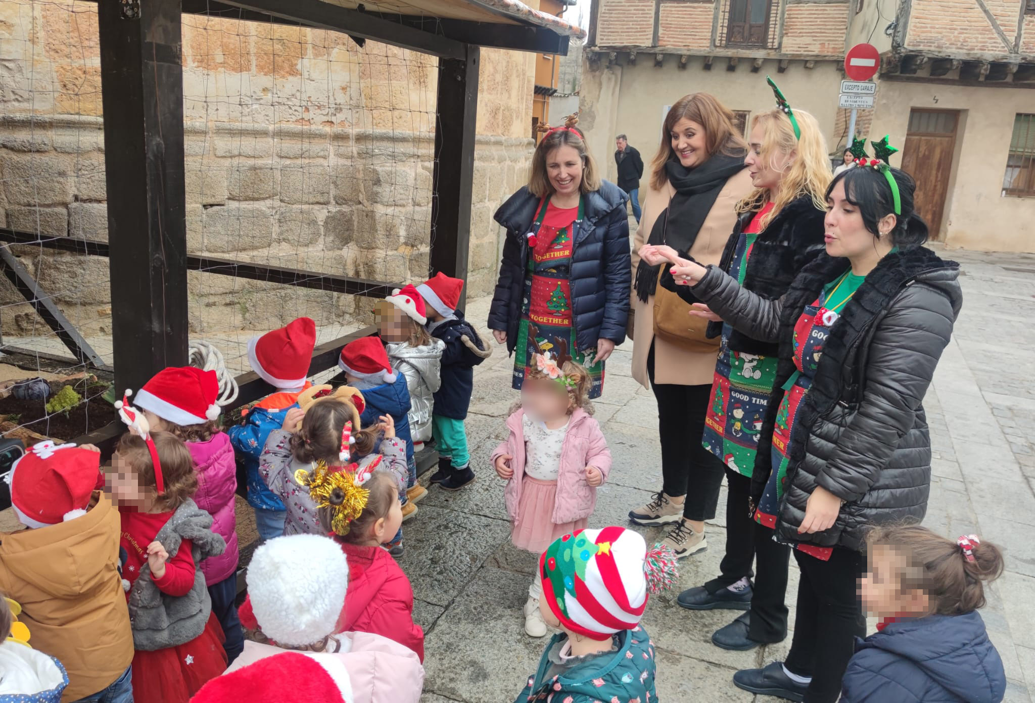 La alcaldesa, en el encuentro navideño de niños La Senda y mayores