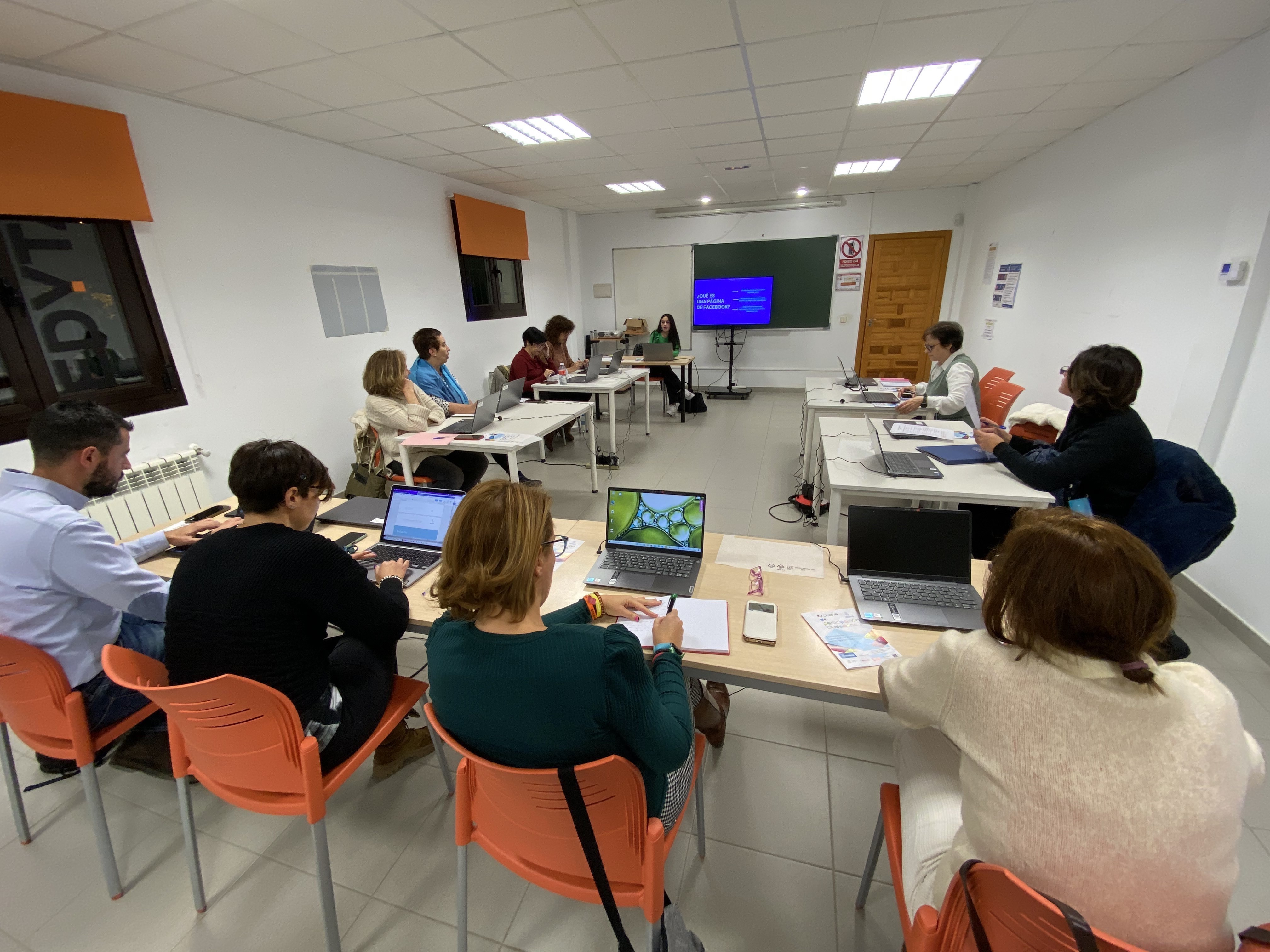 Tanto el formato de “Píldora Formativa” con 4 talleres realizados como los “Cursos de Formación” con 4 módulos y 14 horas totales de formación, sirvieron para reconfirmar la aceptación social de este proyecto y la evidente necesidad de continuidad. La respuesta efectiva de la ciudadanía certifica que la línea iniciada en la edición primaveral anterior sirve a la vez de garantía a futuras propuestas.   La oferta temática de las Aulas de Formación Otoño 2022 incidió en aquellos aspectos más demandados por la 