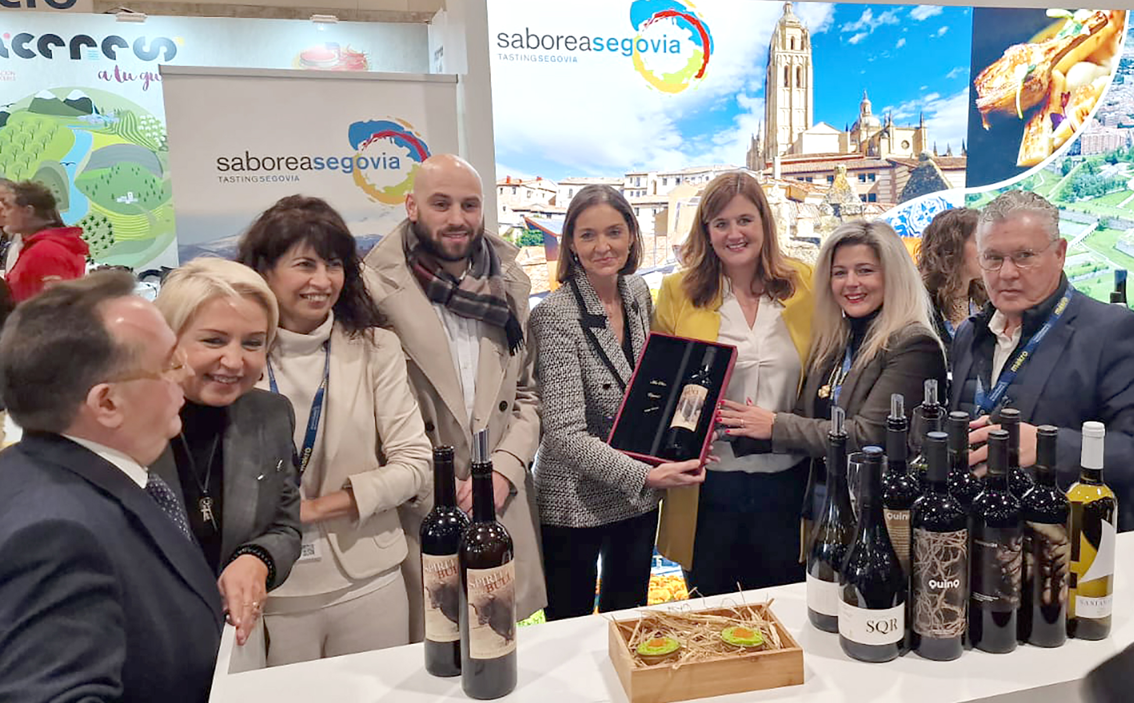 La ministra Reyes Maroto y la alcaldesa Clara Martín visitan el stand de Segovia en Madrid Fusión