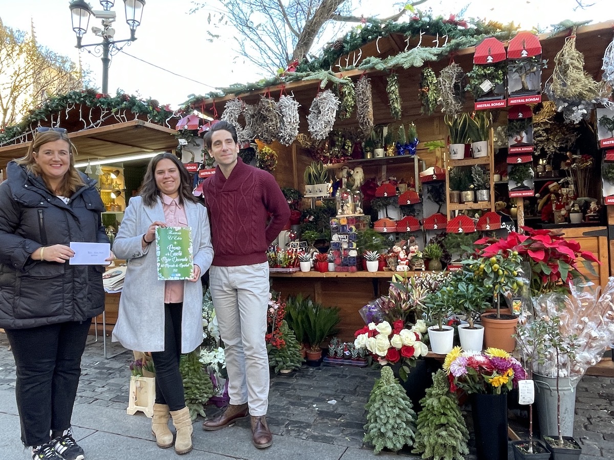 Floristería El Edén recibe el premio a la Caseta Mejor Decorada del Mercado de Navidad 2022