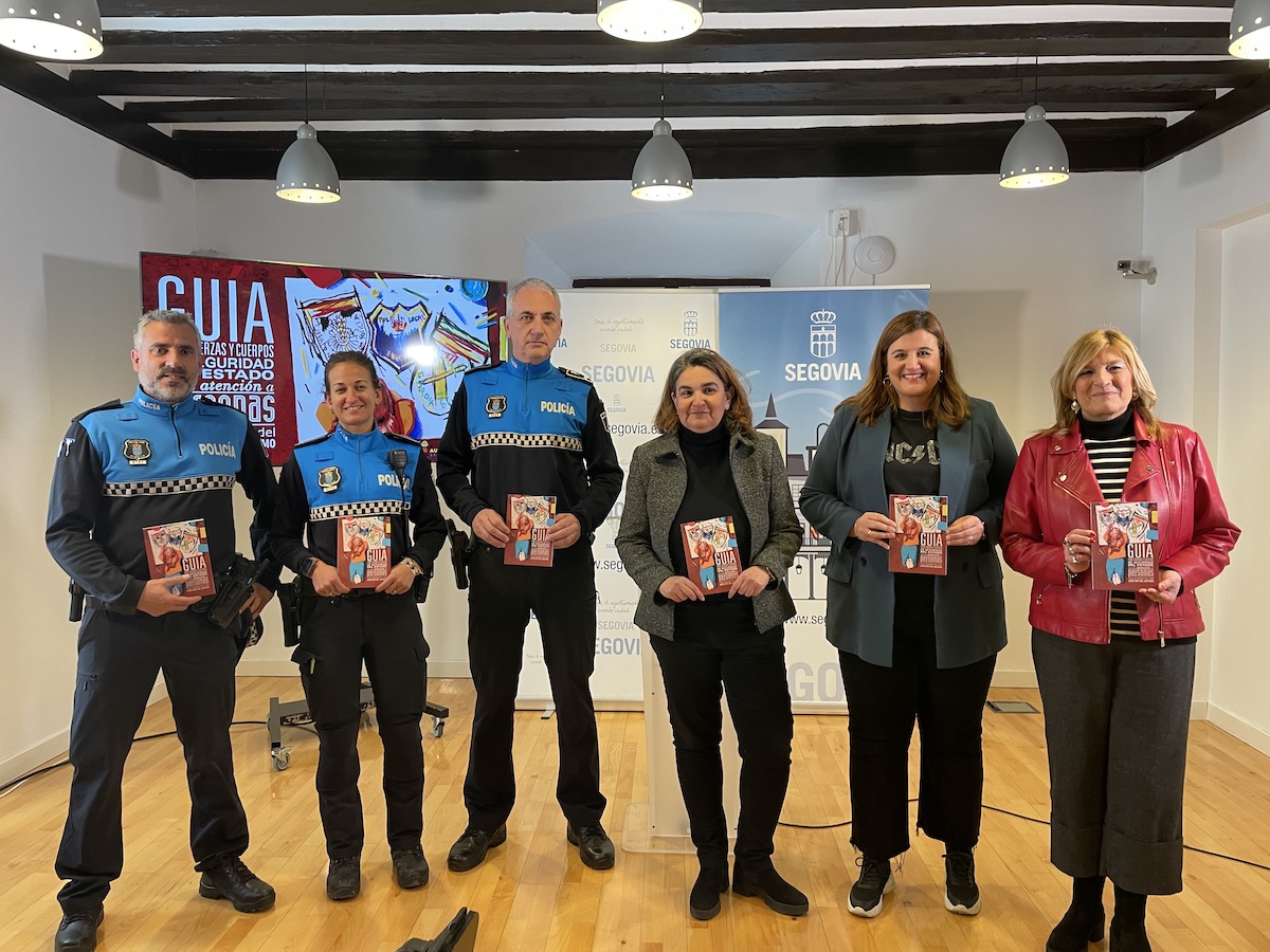 Entrega guía Autismo de Segovia a la Policía Local