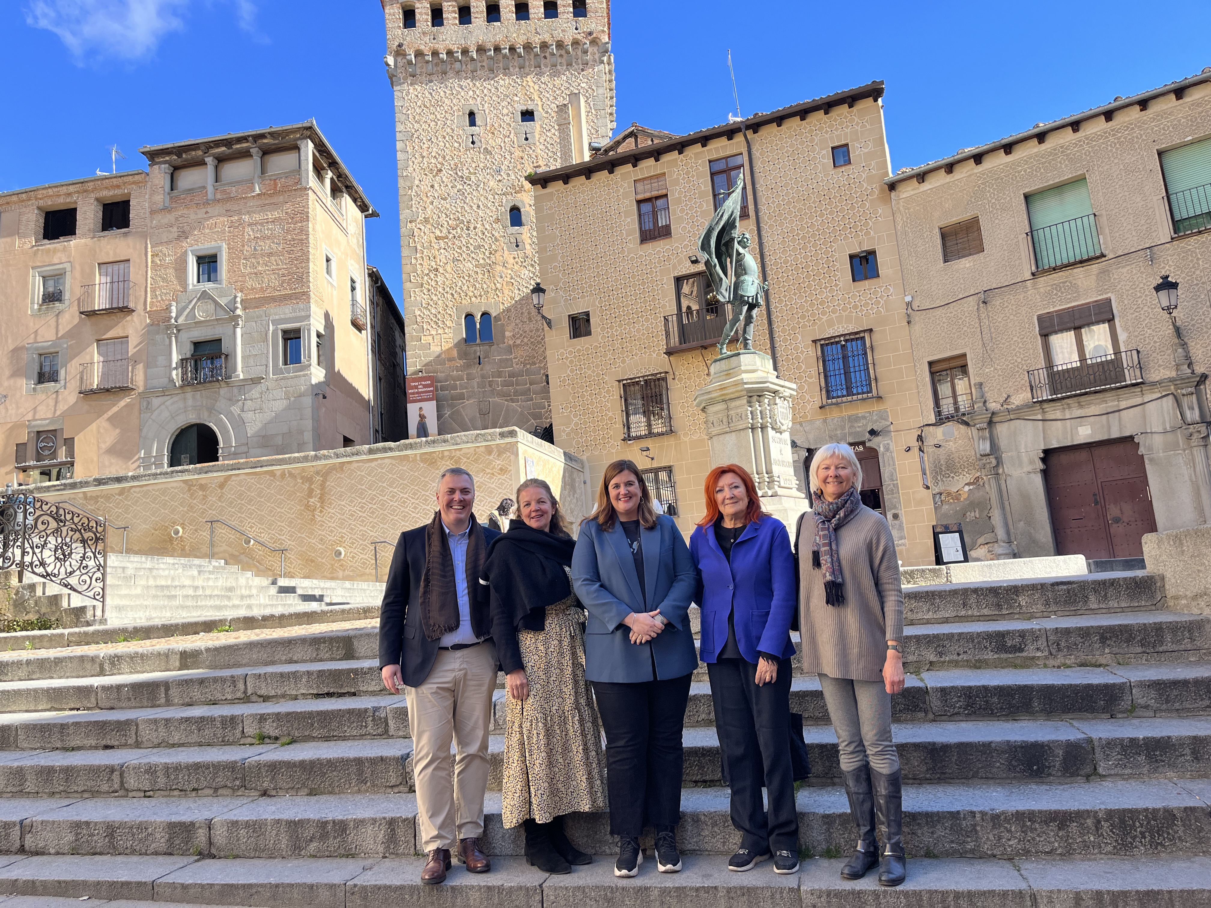 La alcaldesa, con la nueva CEO de Hay Festival