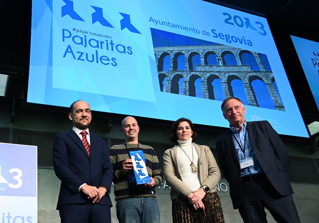 El Ayuntamiento recibe tres Pajaritas Azules por su gestión de la recogida de papel y cartón