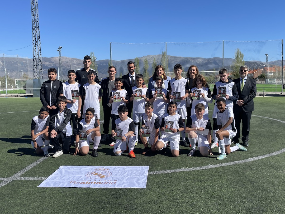 Alcaldesa y Arbeloa visitan la Escuela de la Fundación Real Madrid y Ecopilas en Segovia
