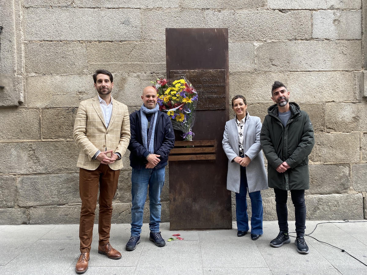 Ofrenda floral en el aniversario de la proclamación de la II República