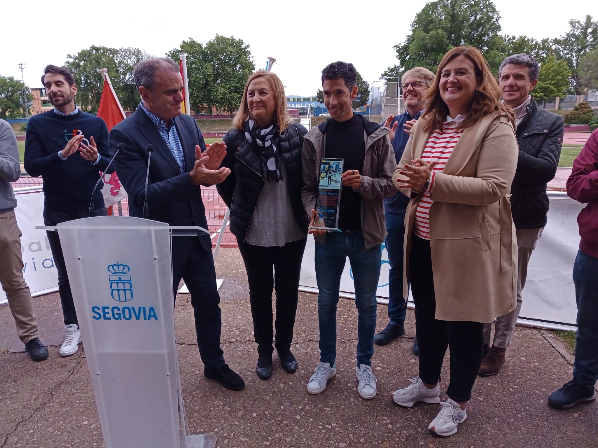 Alcaldesa y presidente del CSD, en el homenaje a Javi Guerra