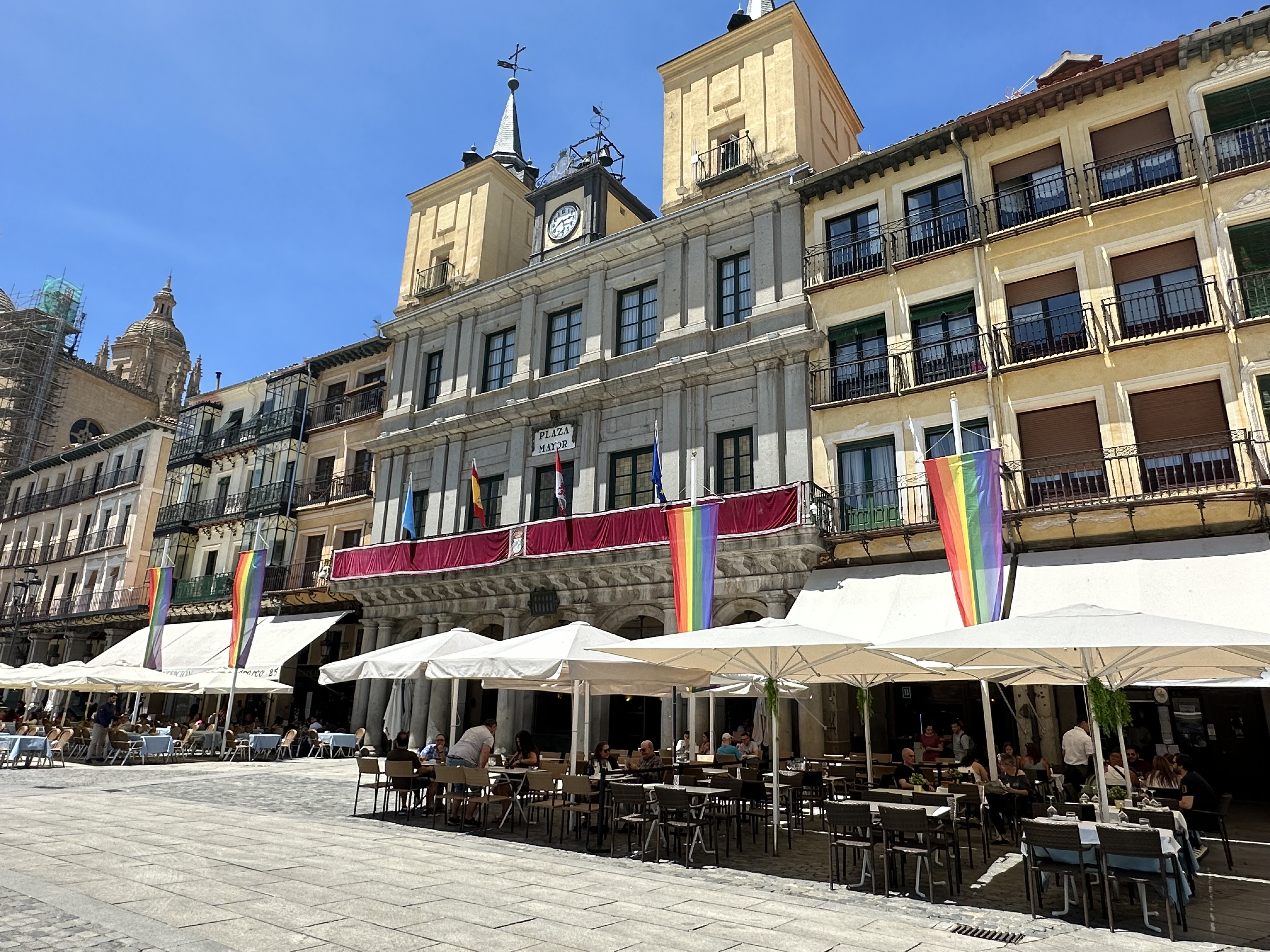 la bandera LGTBI+  en la fachada del ayuntamiento 