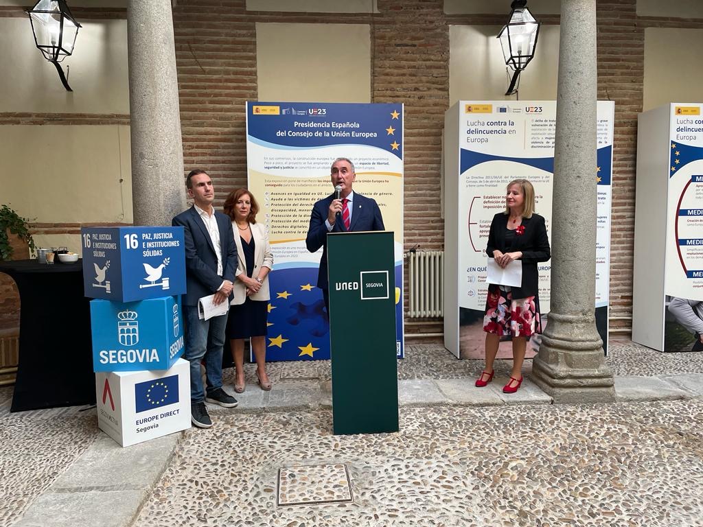 El patio del Centro Asociado de la UNED en Segovia acoge la exposición “Cómo afectan las decisiones europeas en materia de justicia a los ciudadanos”
