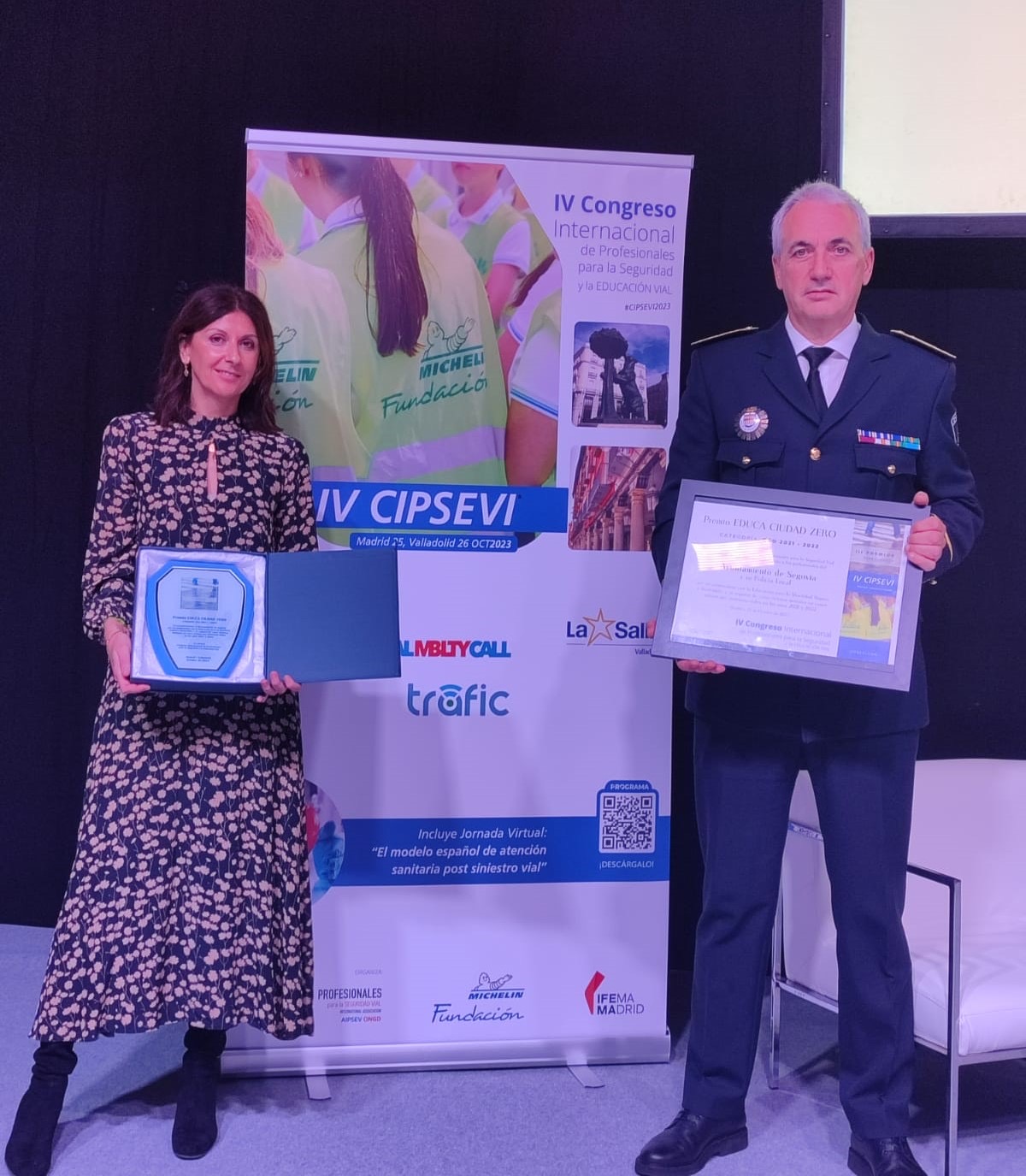 La concejala de Seguridad Ciudadana, Raquel Alonso, recoge el premio Educa Ciudad Zero categoría Oro 2021-2022 concedido a Segovia como ejemplo en la prevención de siniestros viales
