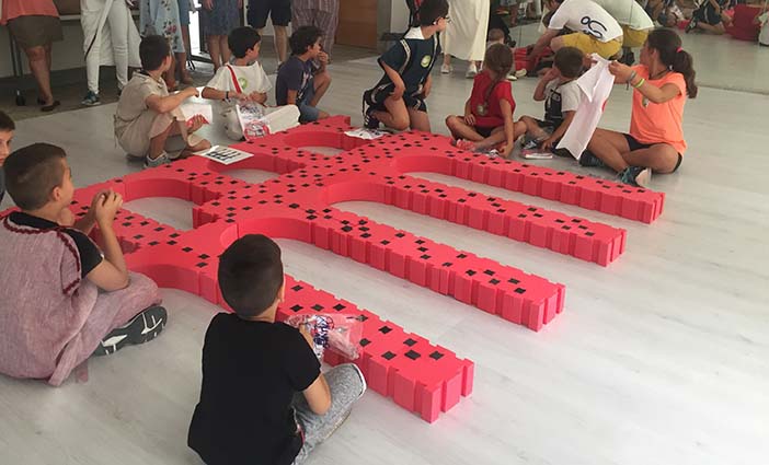 Niños participando en la actividad Acueducto Mutante en una actividad dirigida a familias
