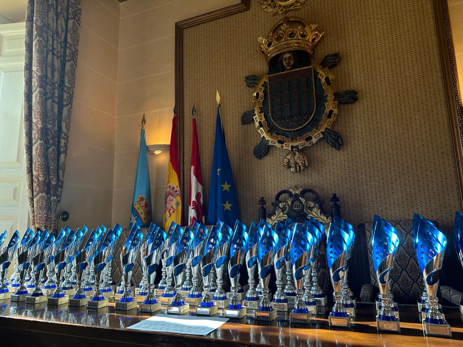 Trofeos en la entrega premios carrera Fin de Año salón