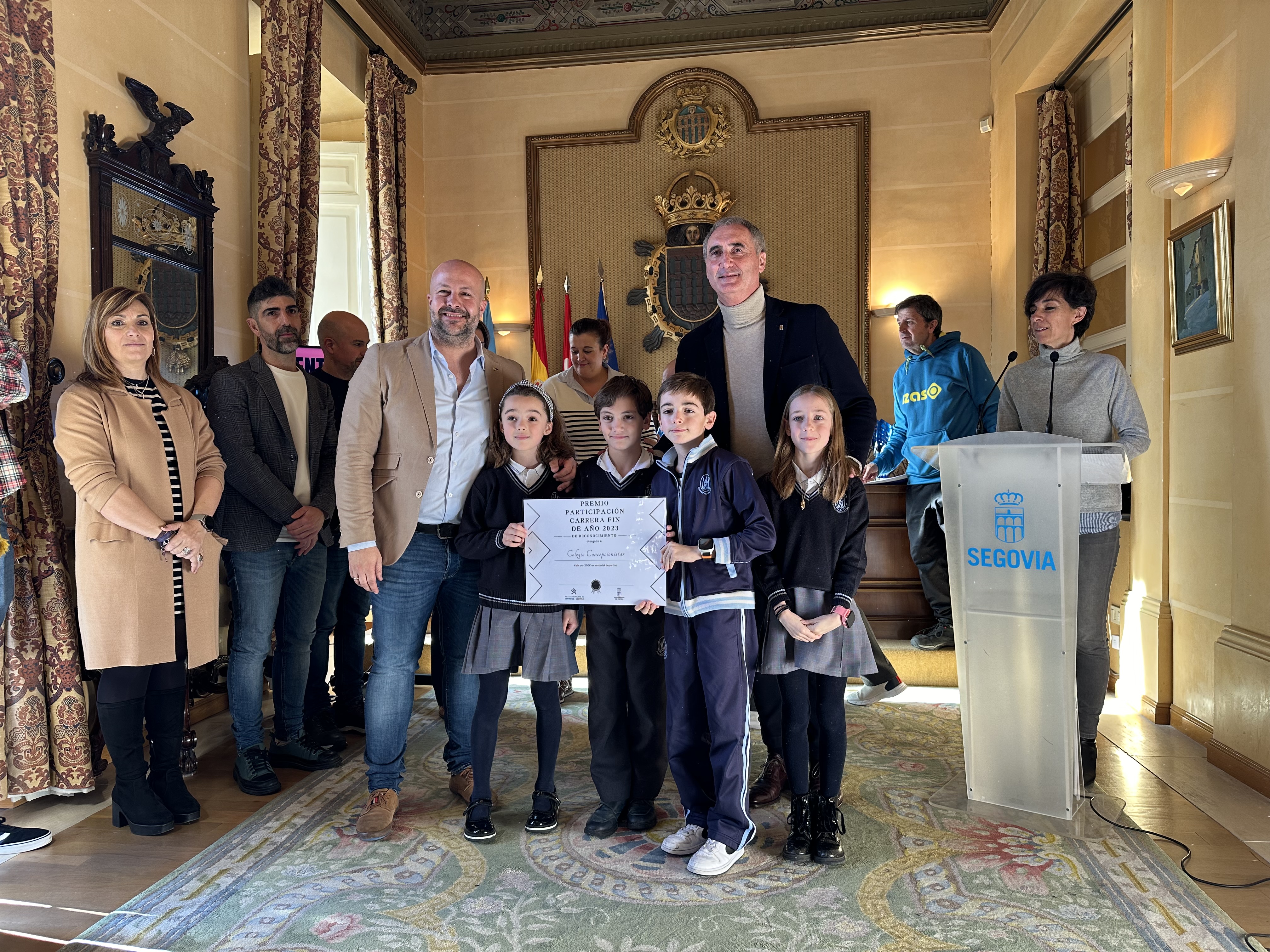 Entrega premios carrera Fin de Año salón 32