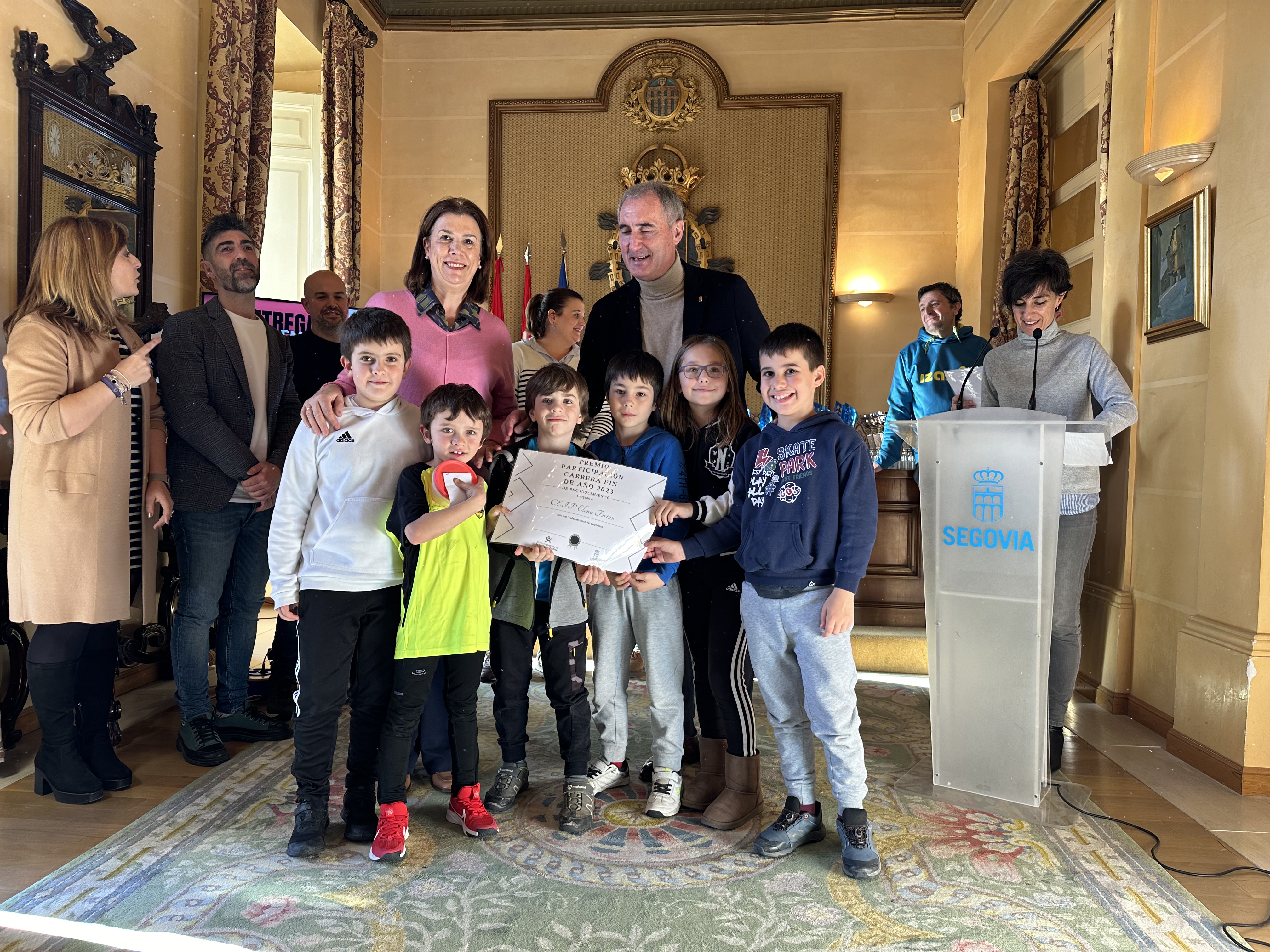 Entrega premios carrera Fin de Año salón 29