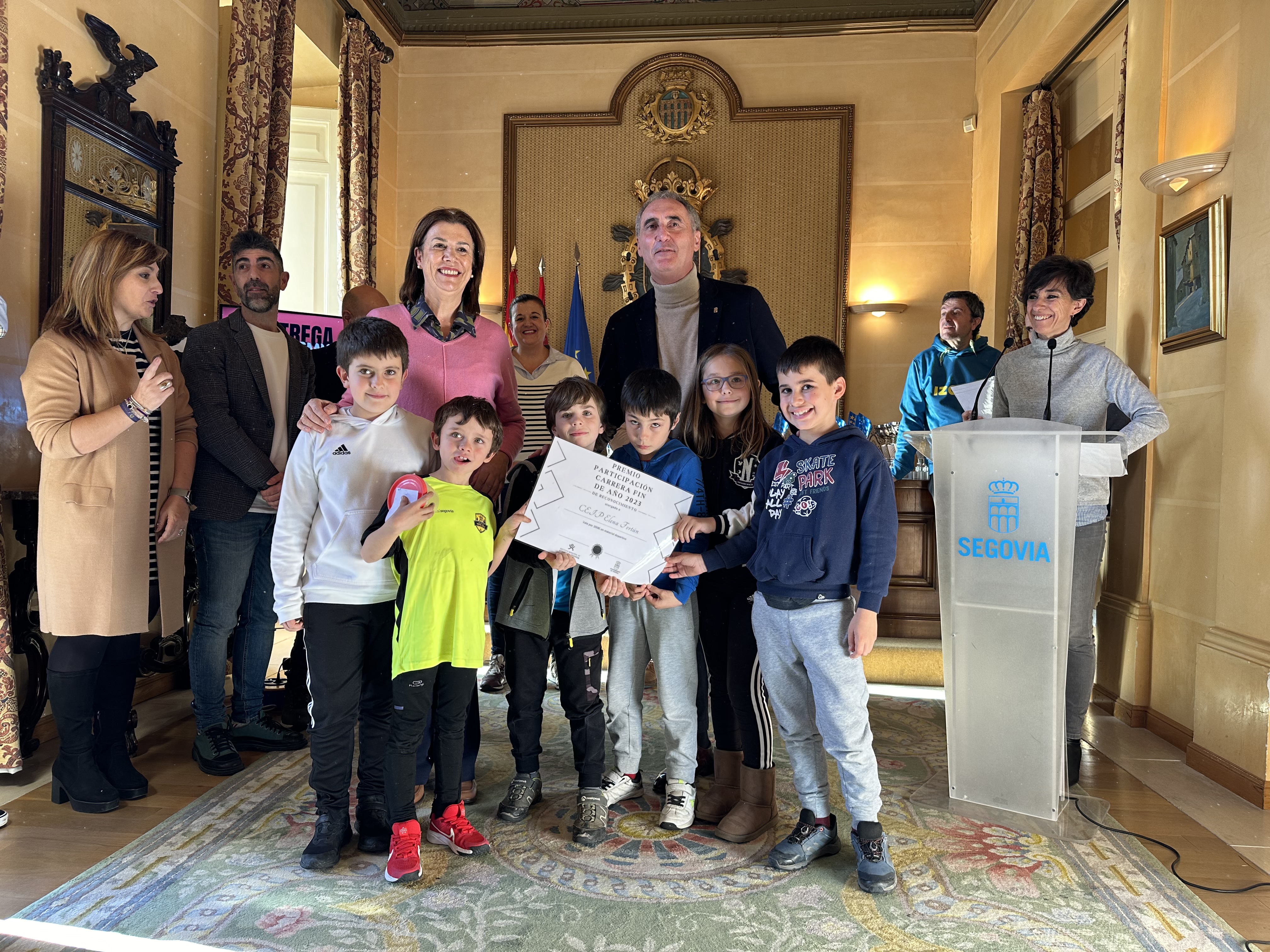 Entrega premios carrera Fin de Año salón 28