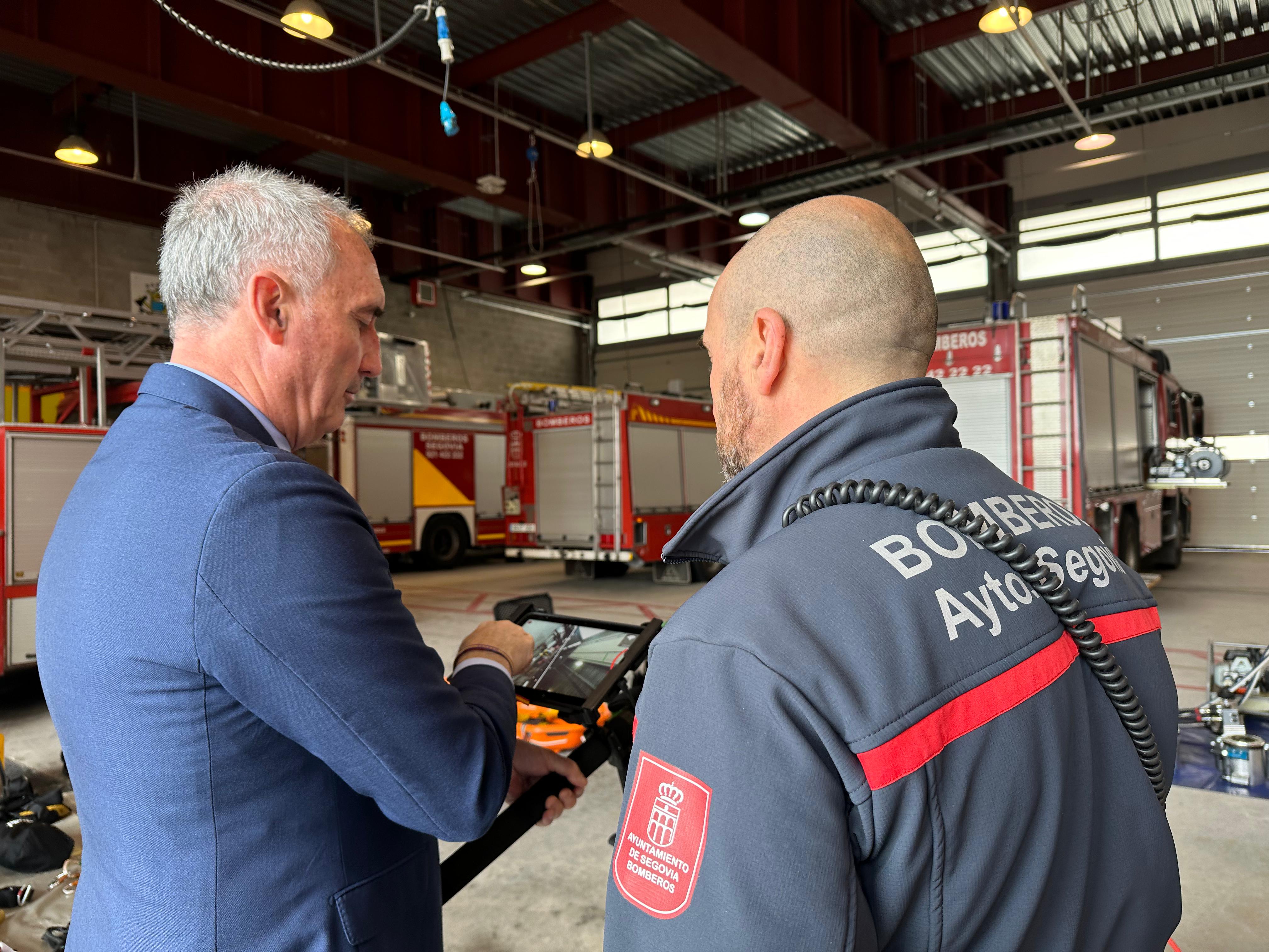 El alcalde con nuevo material del Parque de Bomberos de Segovia