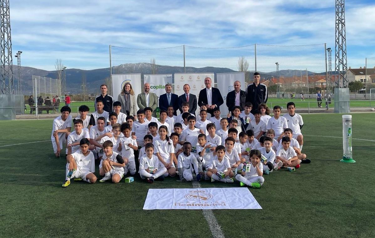 El alcalde, José Mazarías, visita junto a Emilio Butragueño la Escuela de la Fundación Real Madrid Ecopilas en Segovia