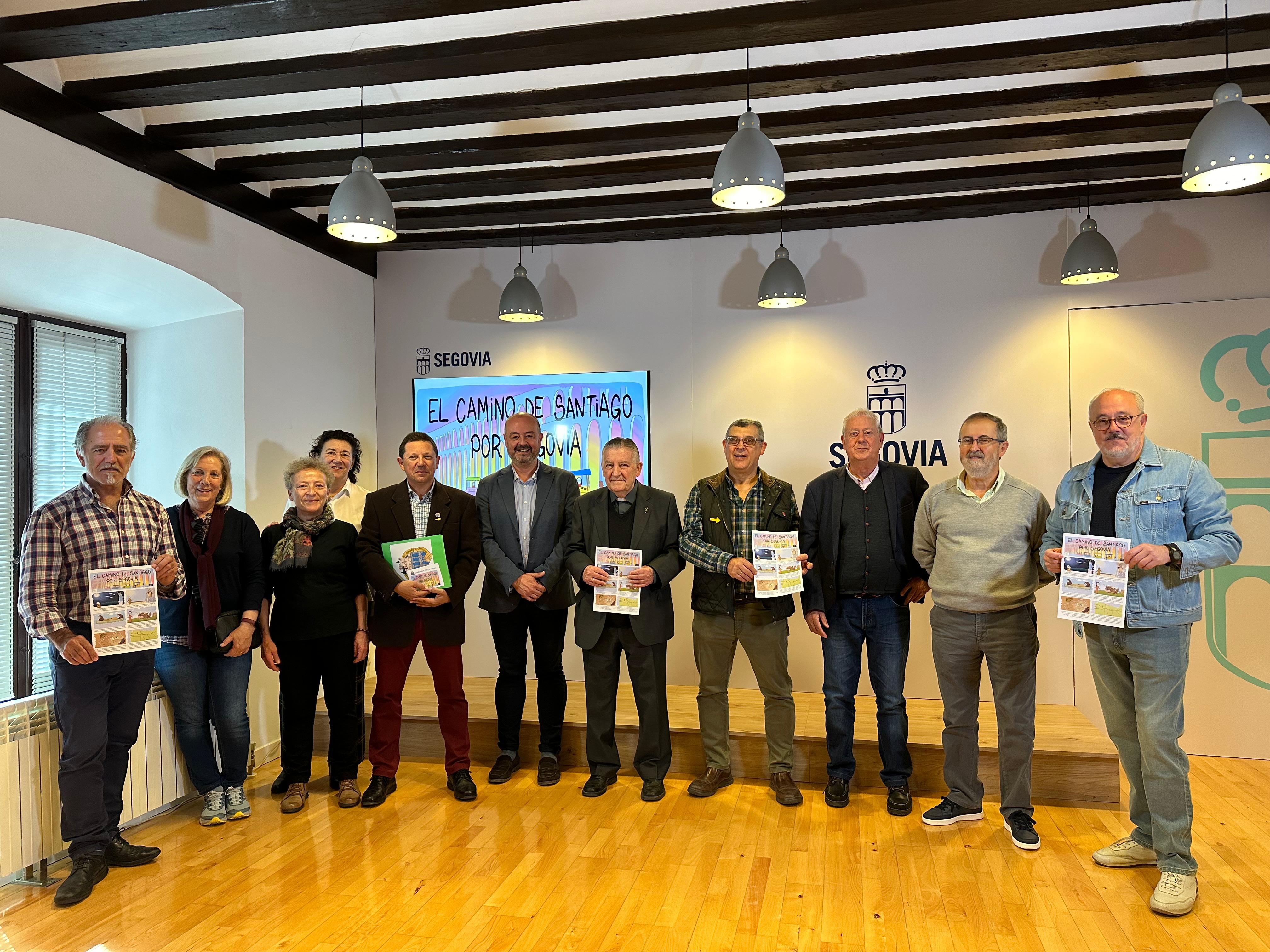 El concejal de Educación y la Asociación de Amigos del Camino de Santiago