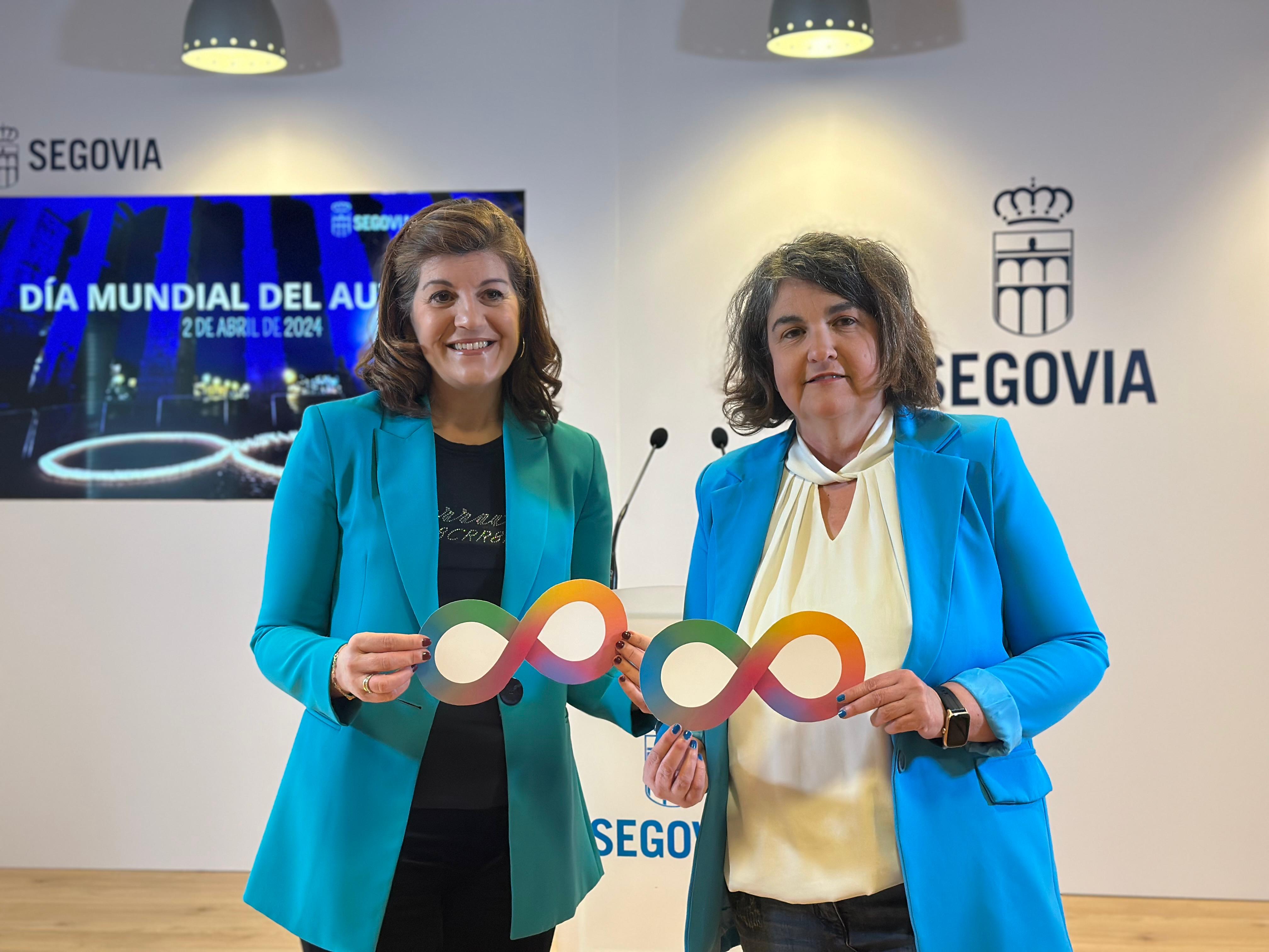 La concejala de Servicios Sociales, Azucena Suárez, y la presidenta de Autismo Segovia presentando las actividades