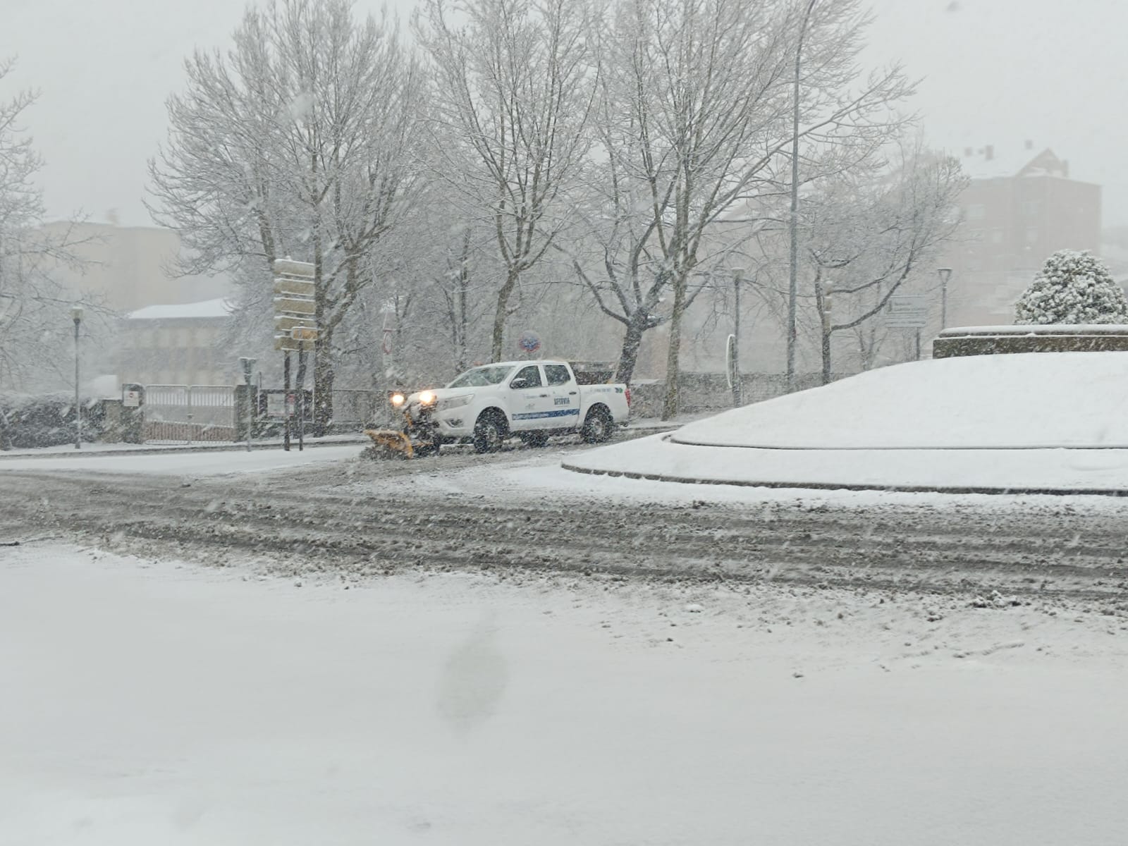 Pick up en rotonda con nieve