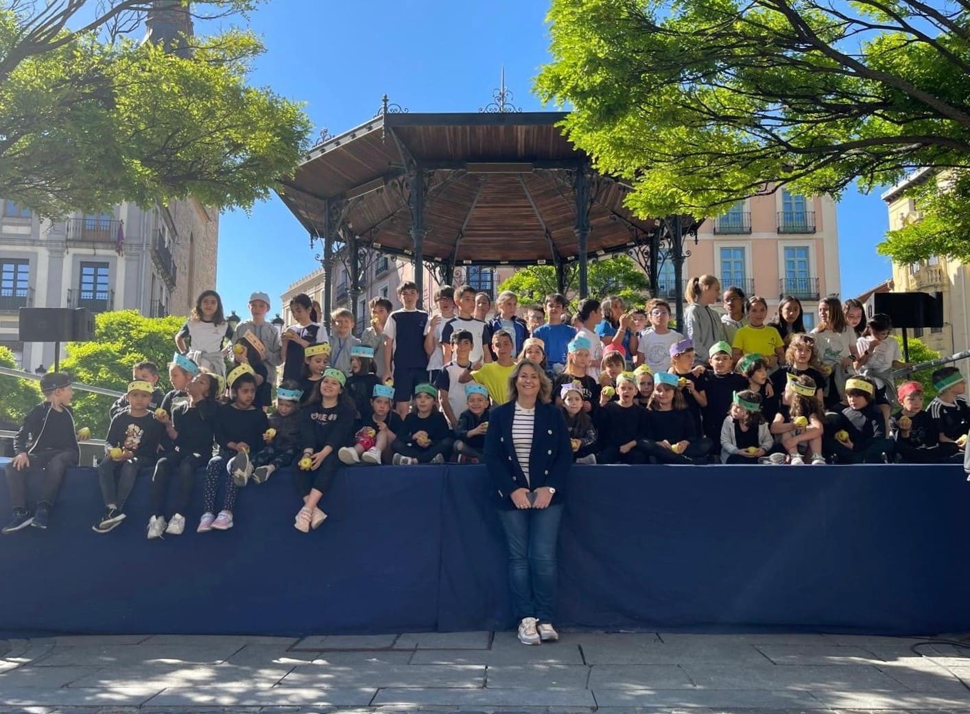 Muestra de los trabajos sobre Isabel la Católica en la plaza Mayor