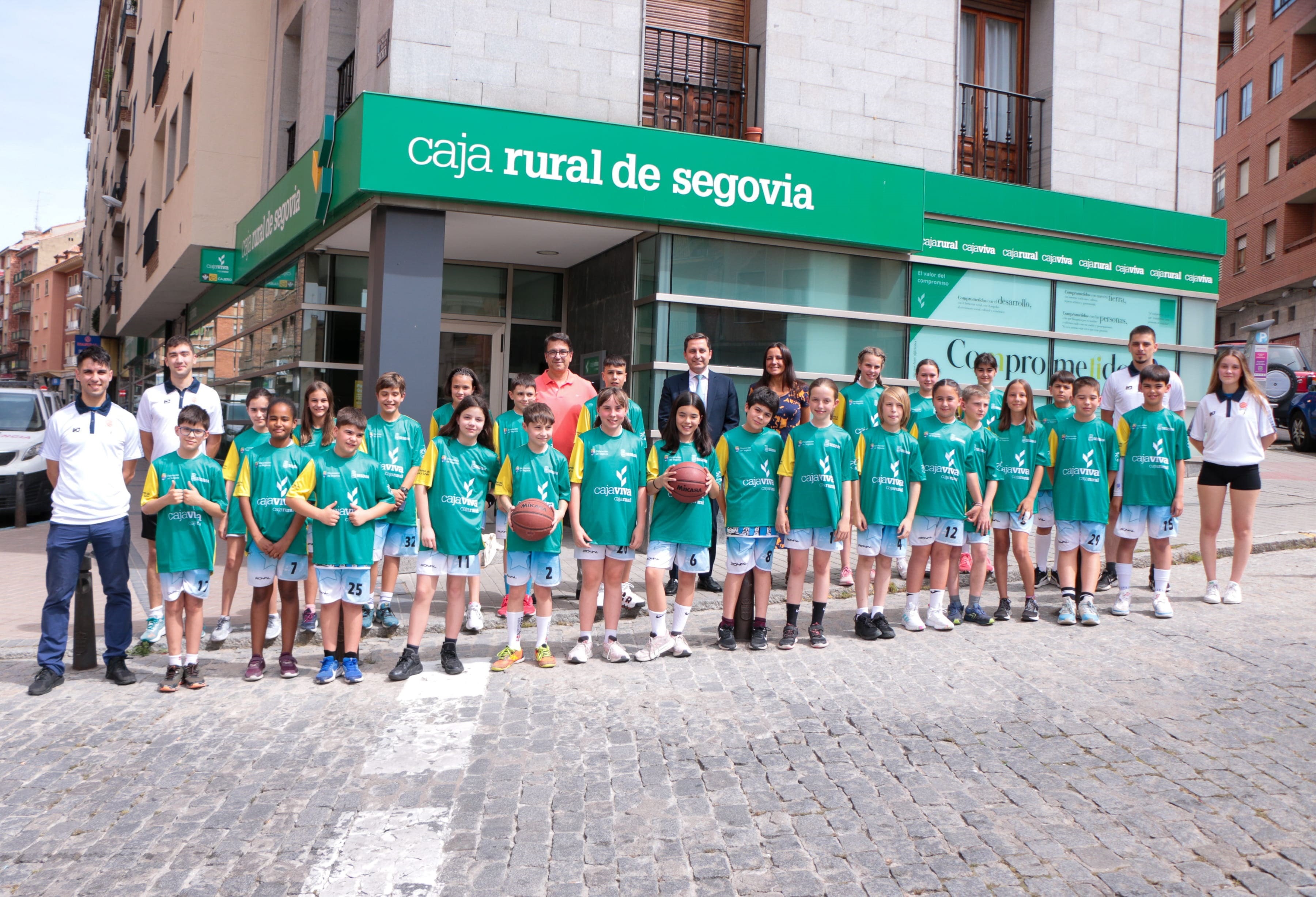 La Oficina principal de Cajaviva Caja Rural en Segovia acogió la presentación oficial de las selecciones de Segovia que participarán en el Encuentro autonómico de selecciones Programa Regional de Detección