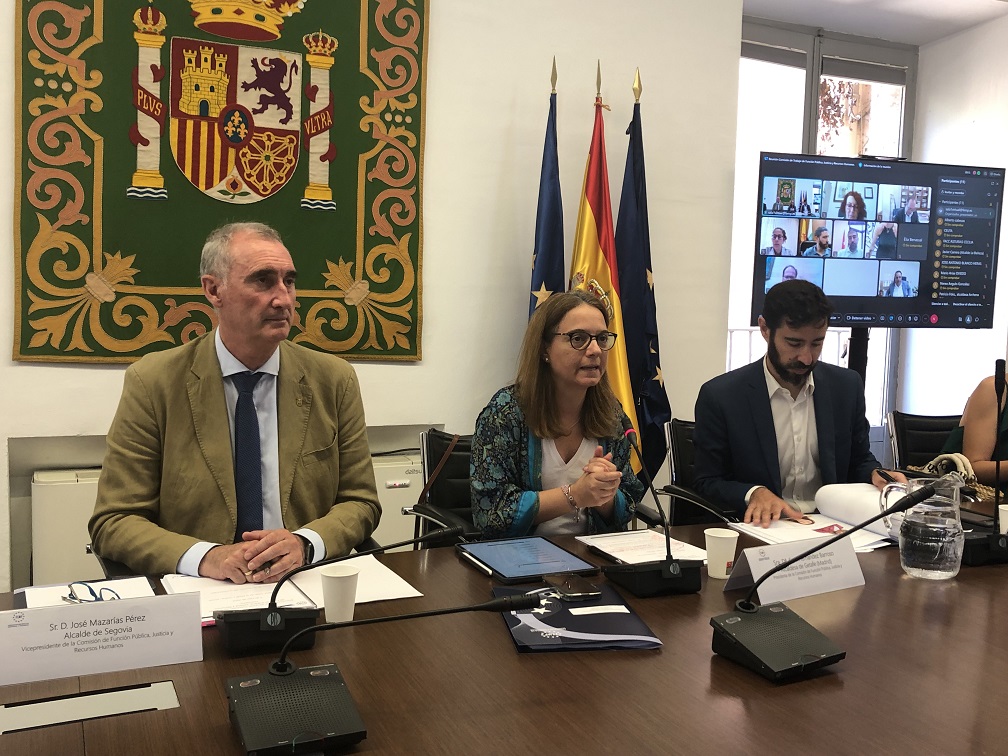 El alcalde de la ciudad, José Mazarías, asiste a la reunión de la Comisión de la Función Pública, Justicia y Recursos Humanos de la FEMP