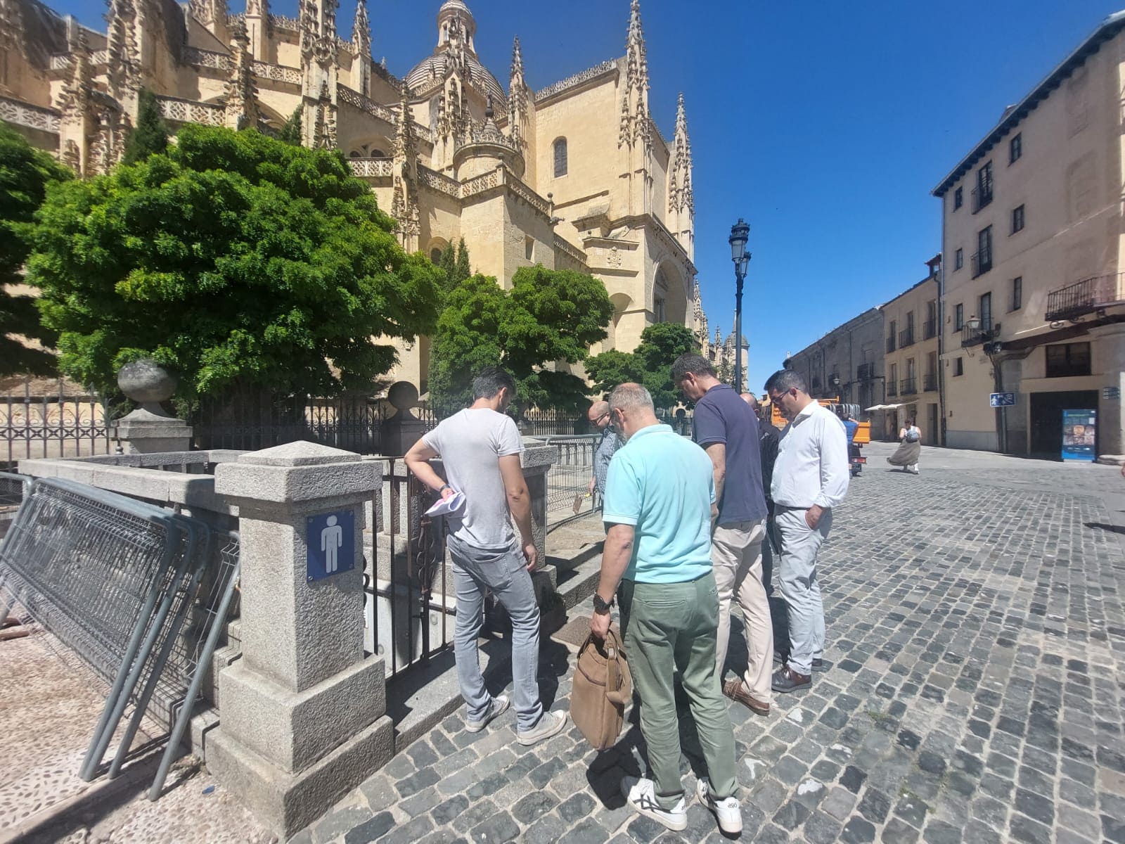 Comienzan las obras de renovación de los aseos de la Plaza Mayor de Segovia 