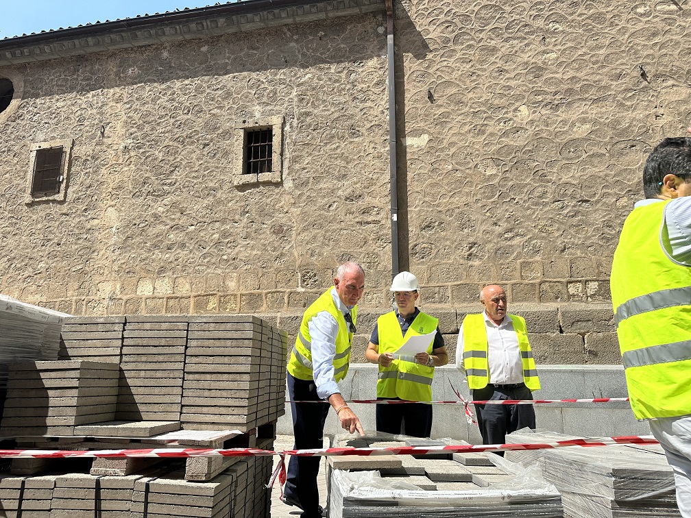 Visita las obras de reurbanización de la calle Blanca de Silos