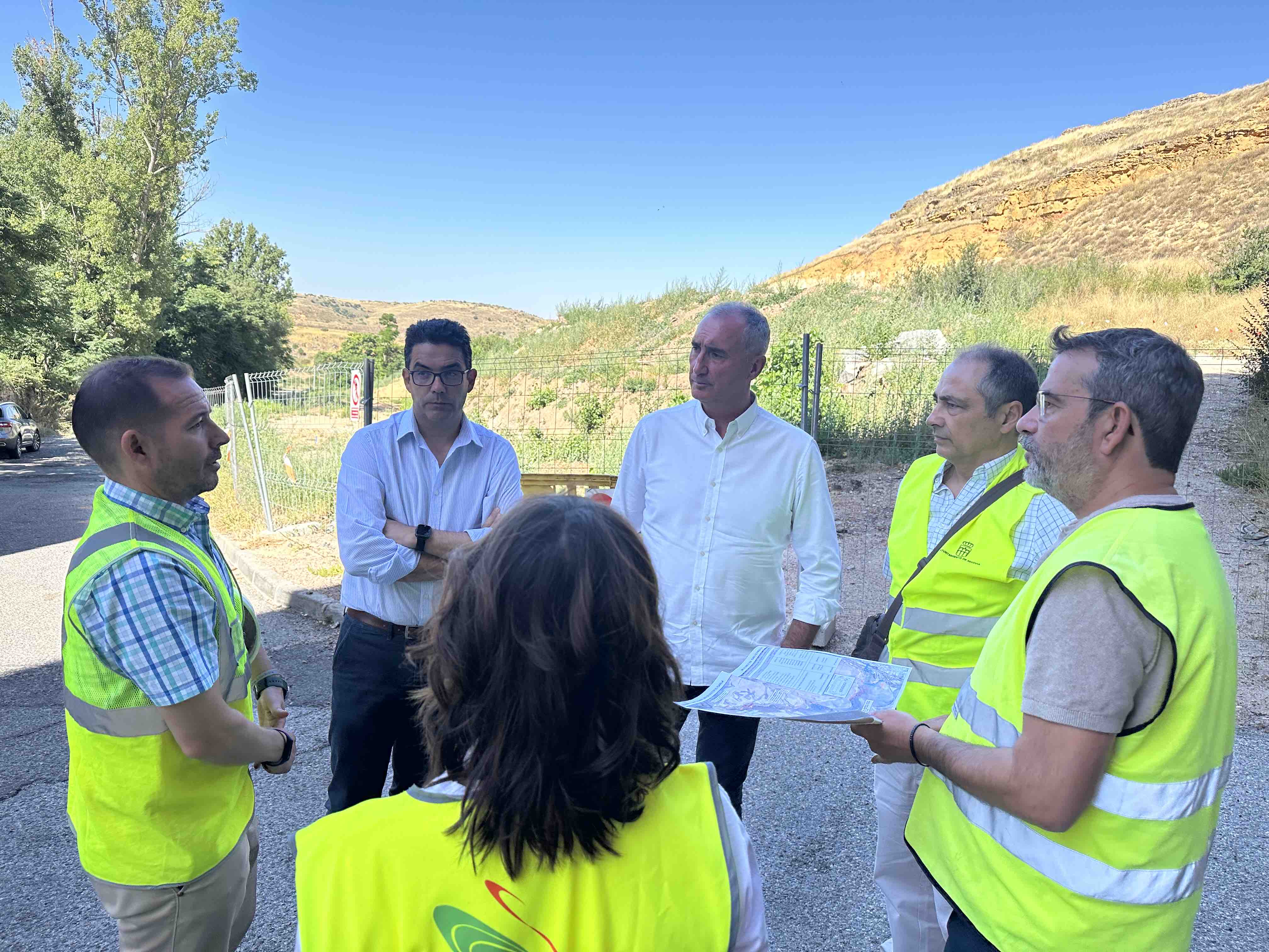 El alcalde visita junto a técnicos de ACUAES, las obras del nuevo colector de Tejadilla