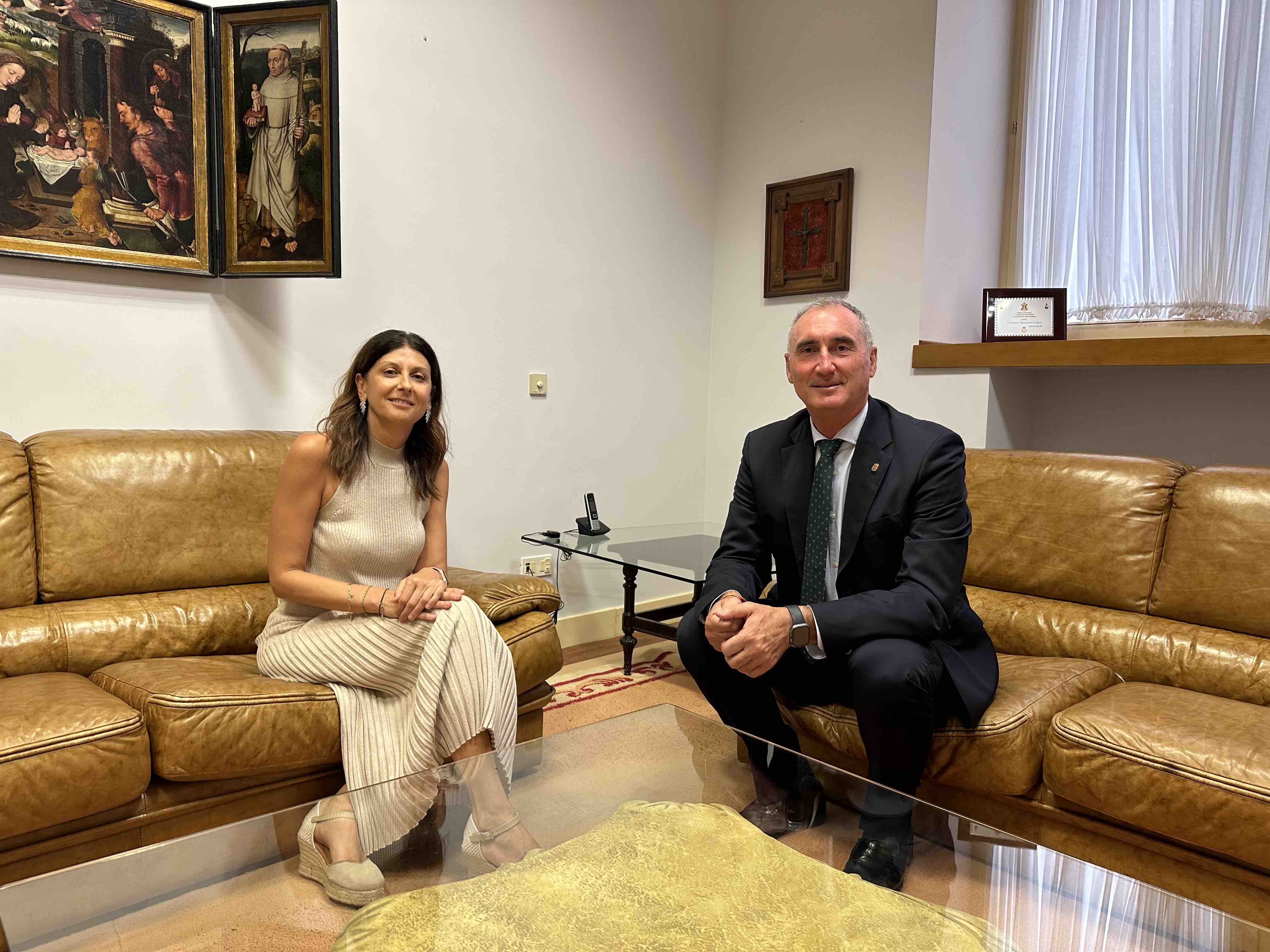  visita oficial que ha realizado la delegada territorial de la Junta de Castilla y León al Ayuntamiento de Segovia.