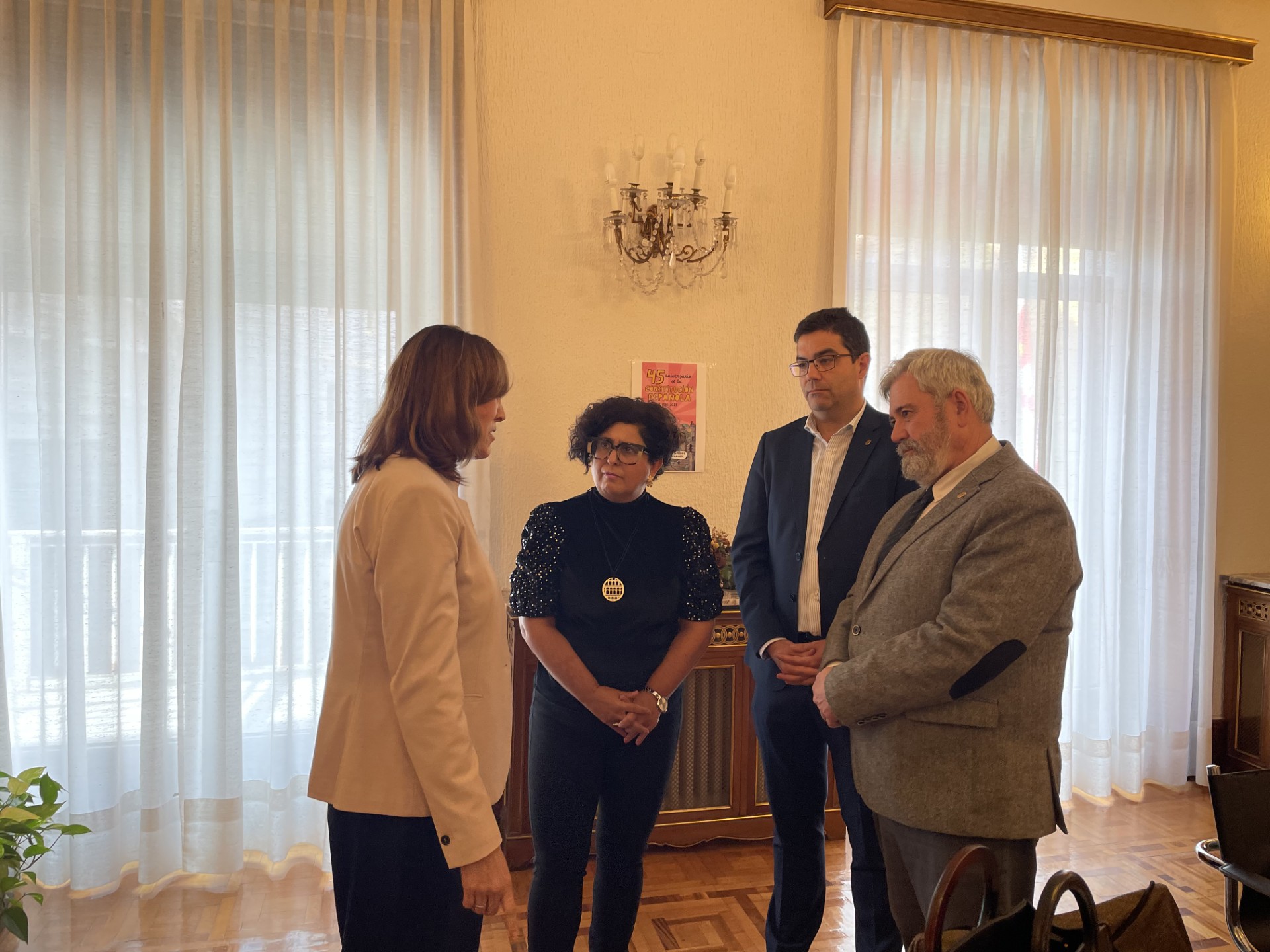 Clara Sanz con los Tenientes alcalde