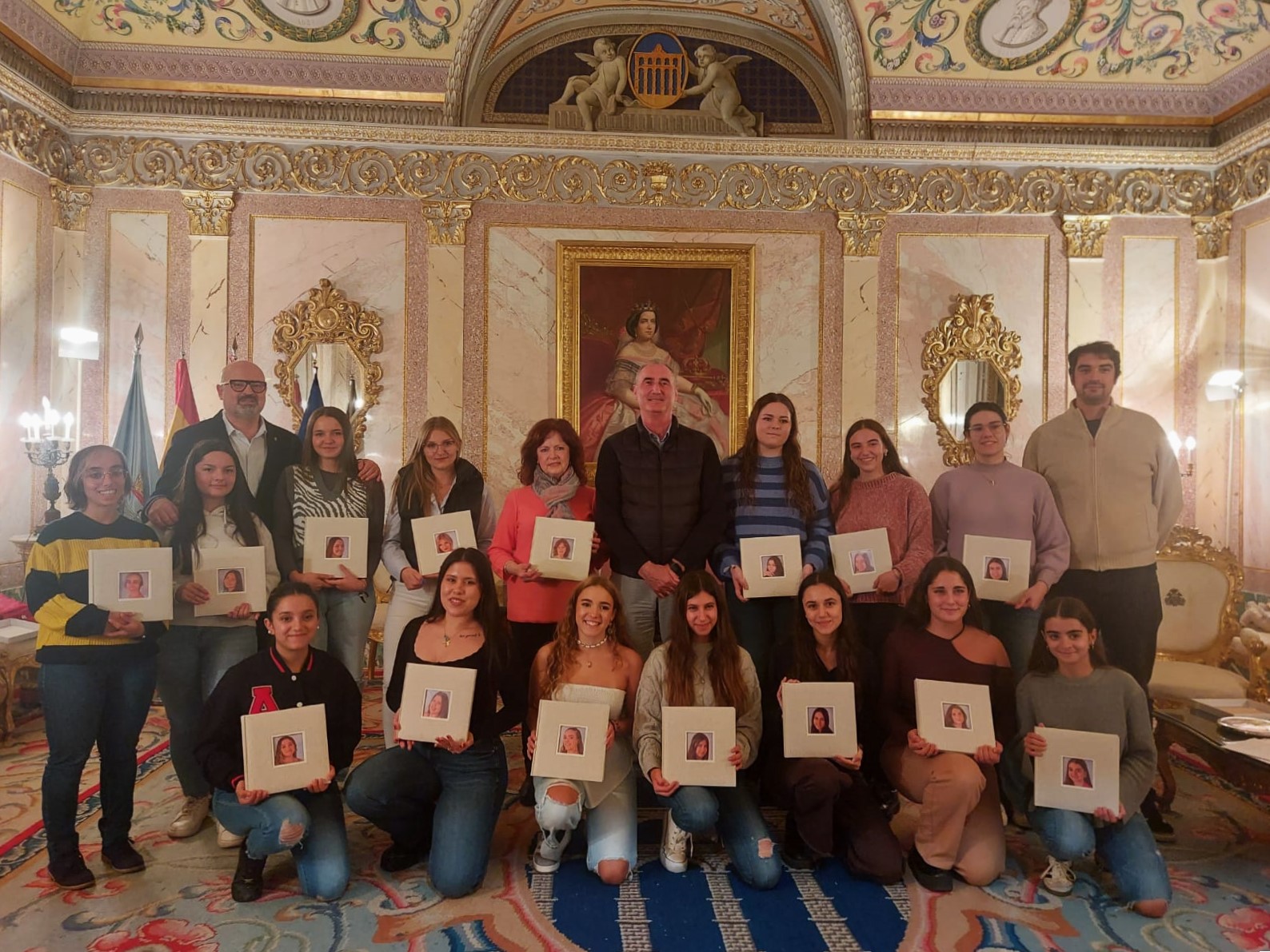 entrega del álbum de fotos de las fiestas