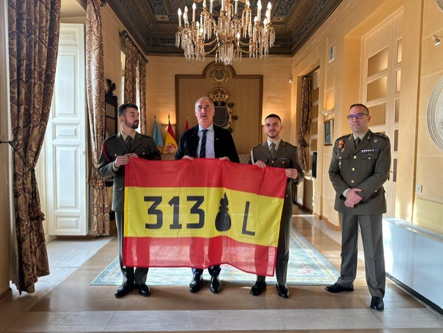 Entrega de bandera a los alumnos de la Academia de Artillería
