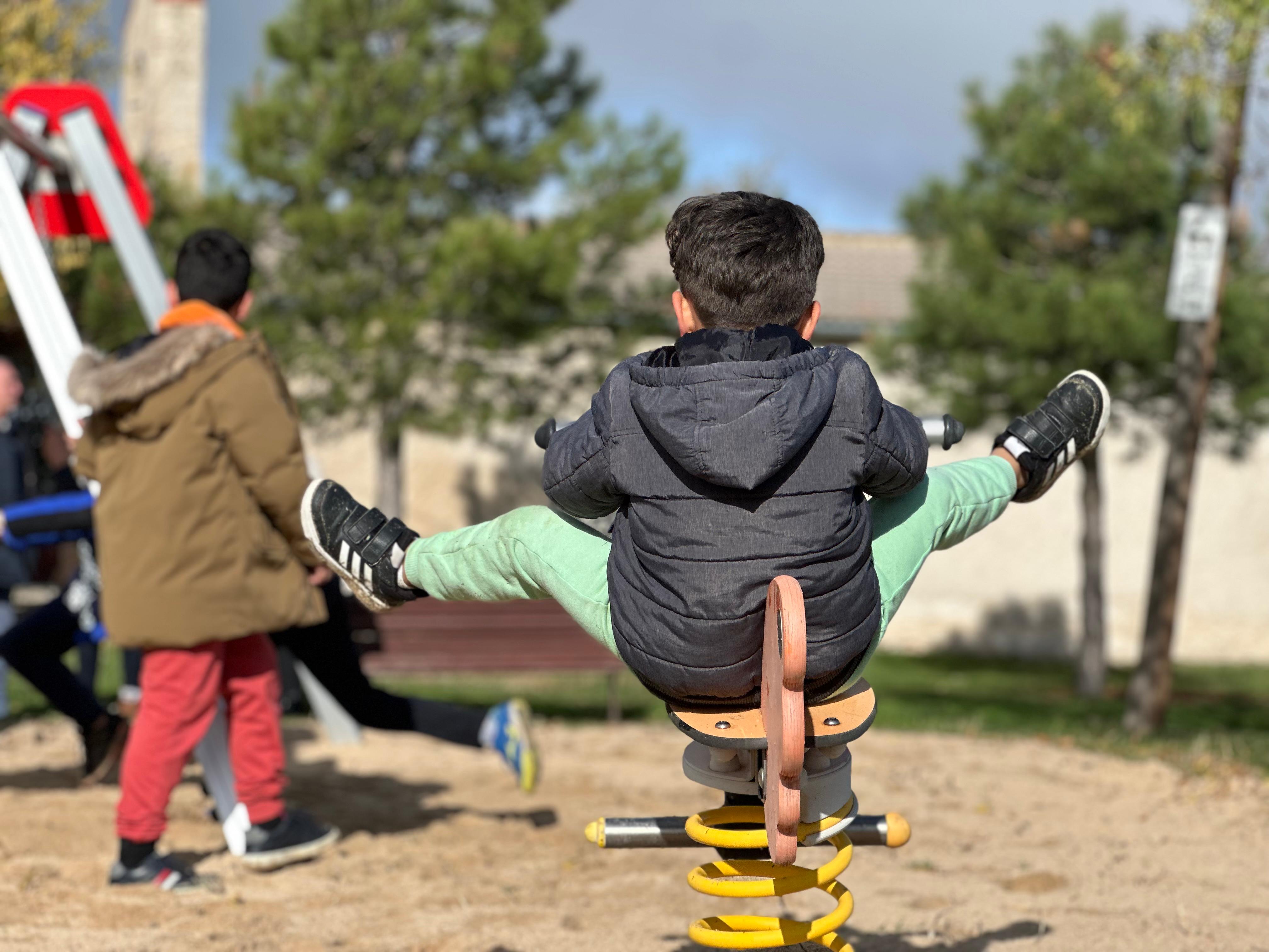 Niños jugando en el parque de Fuentemilanos
