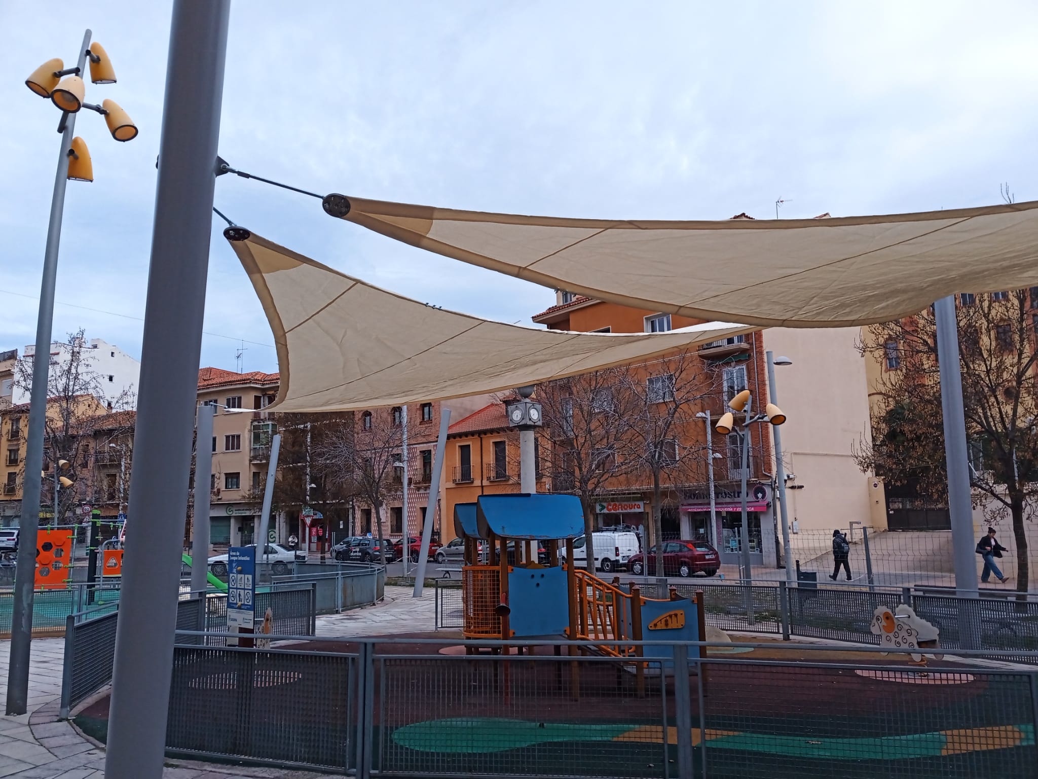 Comienza la instalación del sombreado en la plaza de Somorrostro