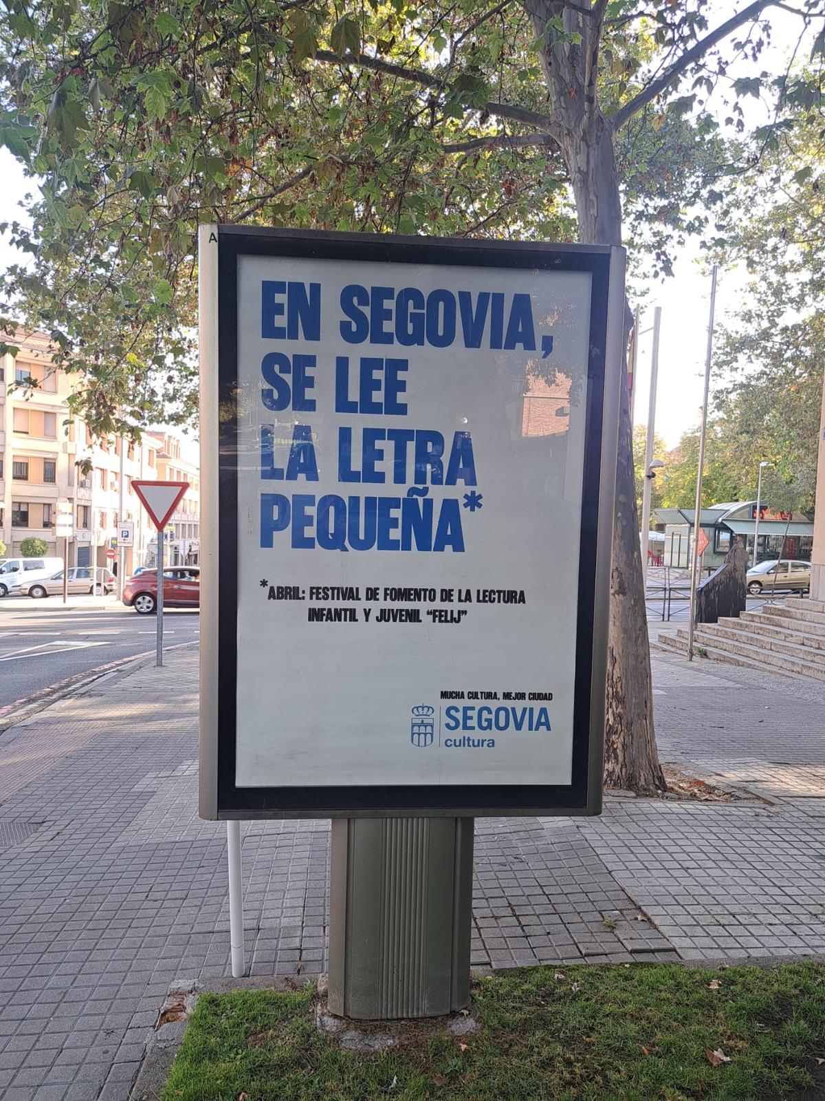 Mupi de la campaña creativa campaña para visibilizar la amplia oferta cultural de la ciudad