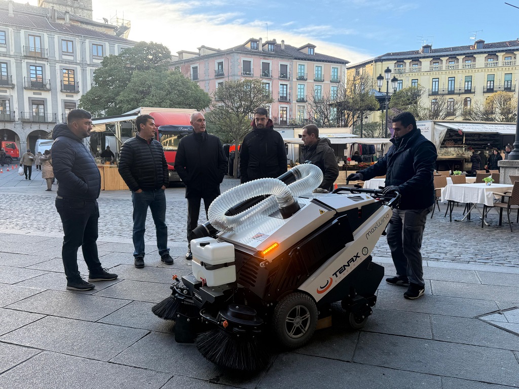 El Ayuntamiento prueba maquinaria innovadora para reforzar la limpieza viaria 