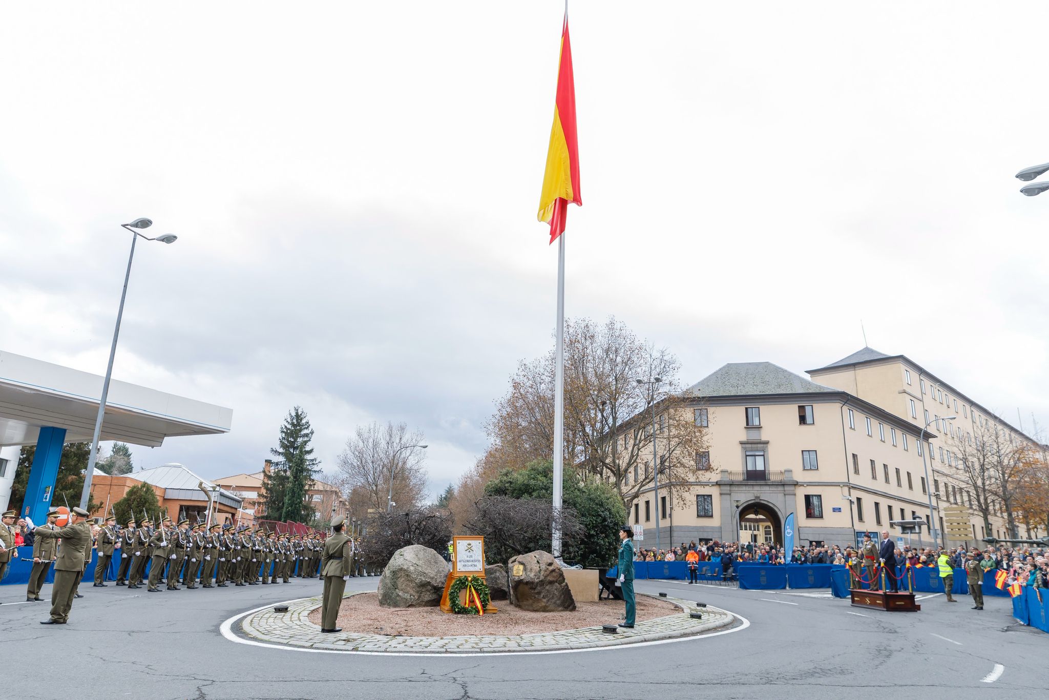 La Bandera de España ya ondea en la rotonda de Victoriano Hernando y Palacios 
